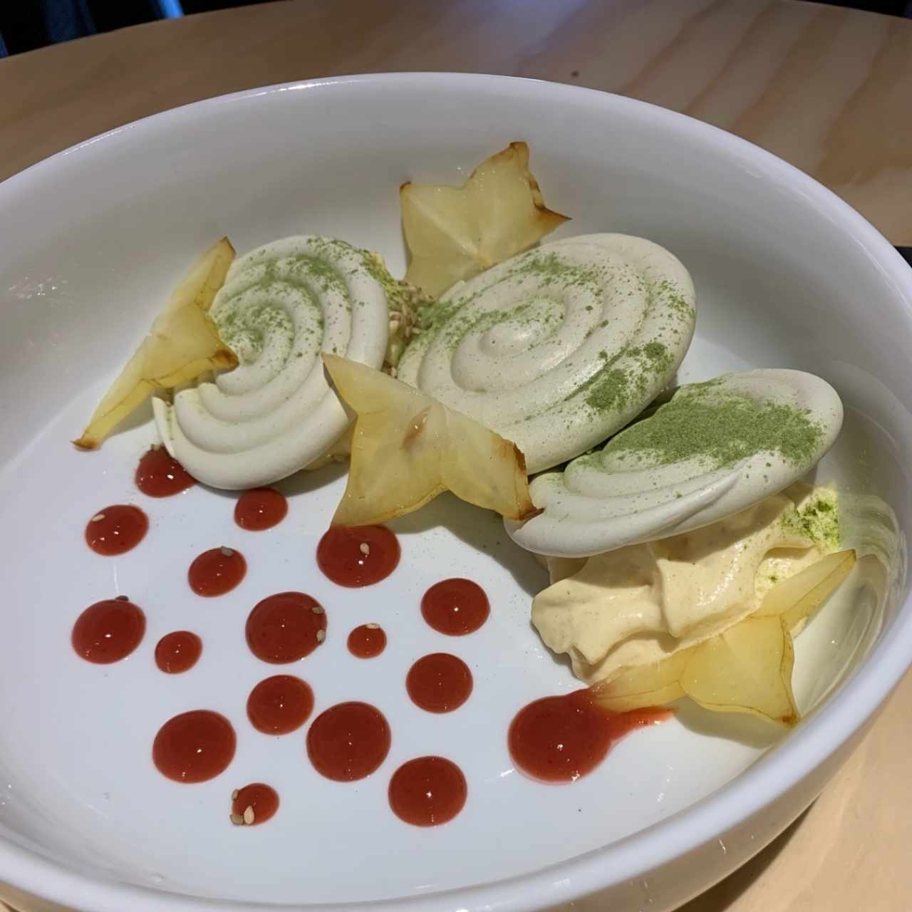postre de espumillas, macha, starfruit y espuma de maracuya