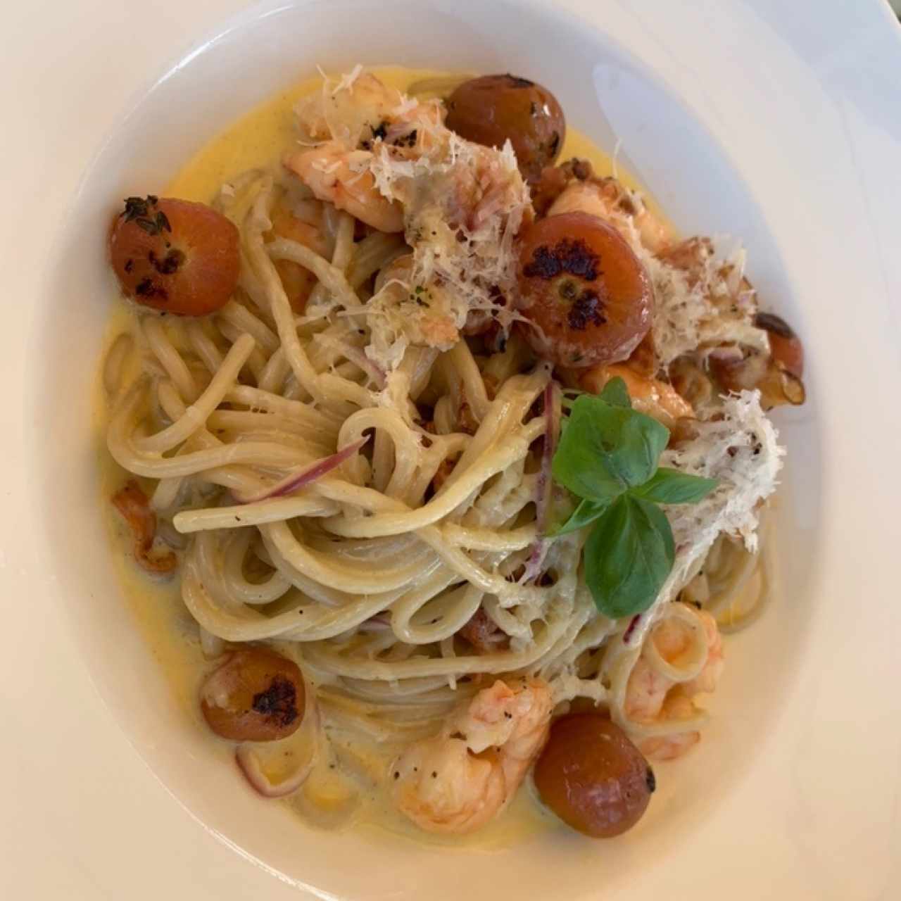 Pasta con tocino y camarones