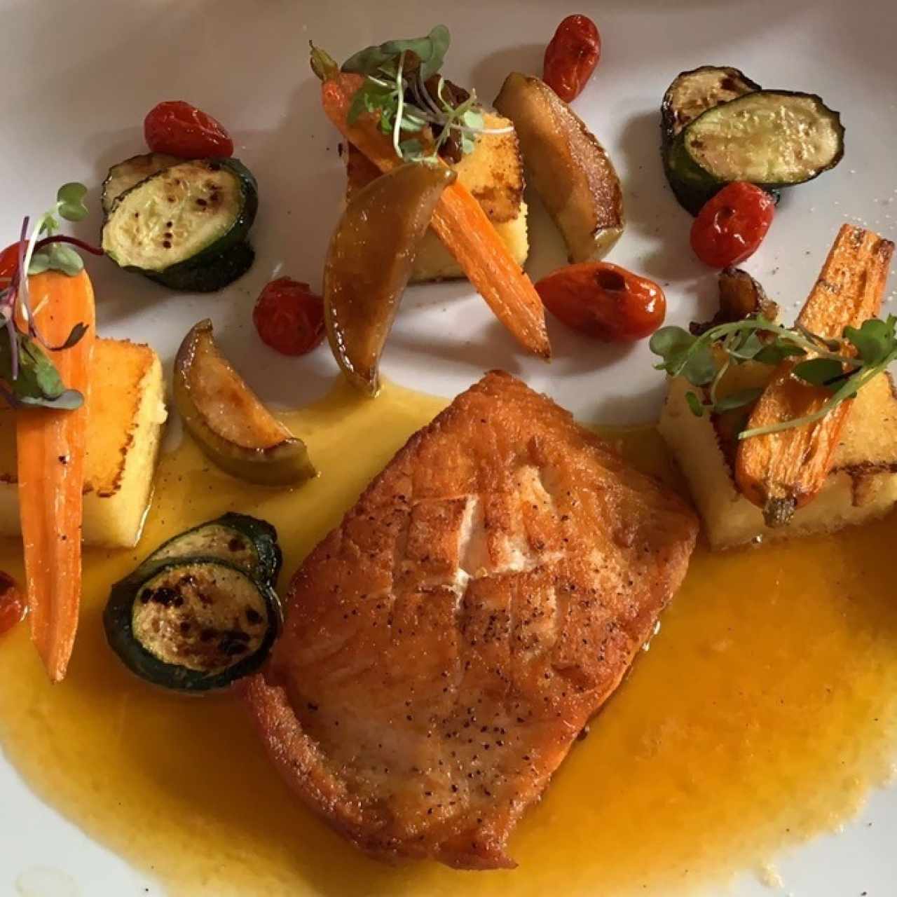 salmon en salsa de citricos con cubitos de polenta 