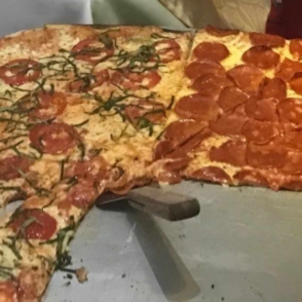 Pizza peperoni y margarita familiar