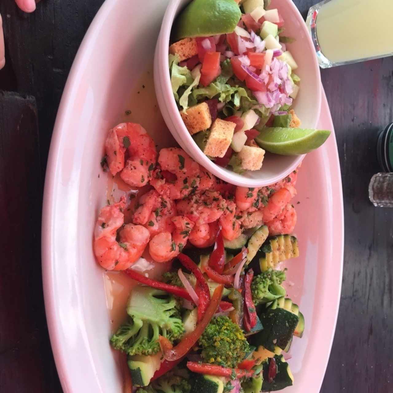 Camarones al ajillo con ensalada y vegetales