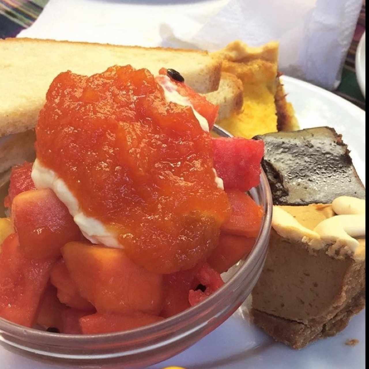 Fruta, Granola y Yogurt