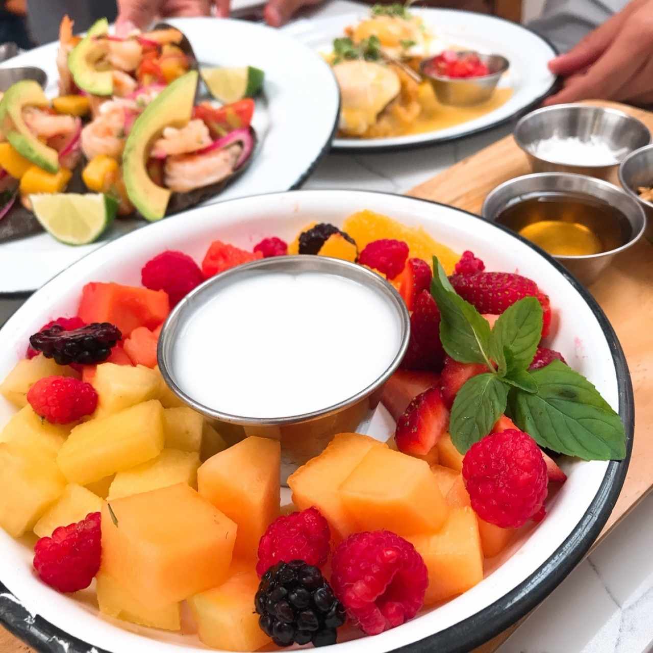 Frutas y yogurt
