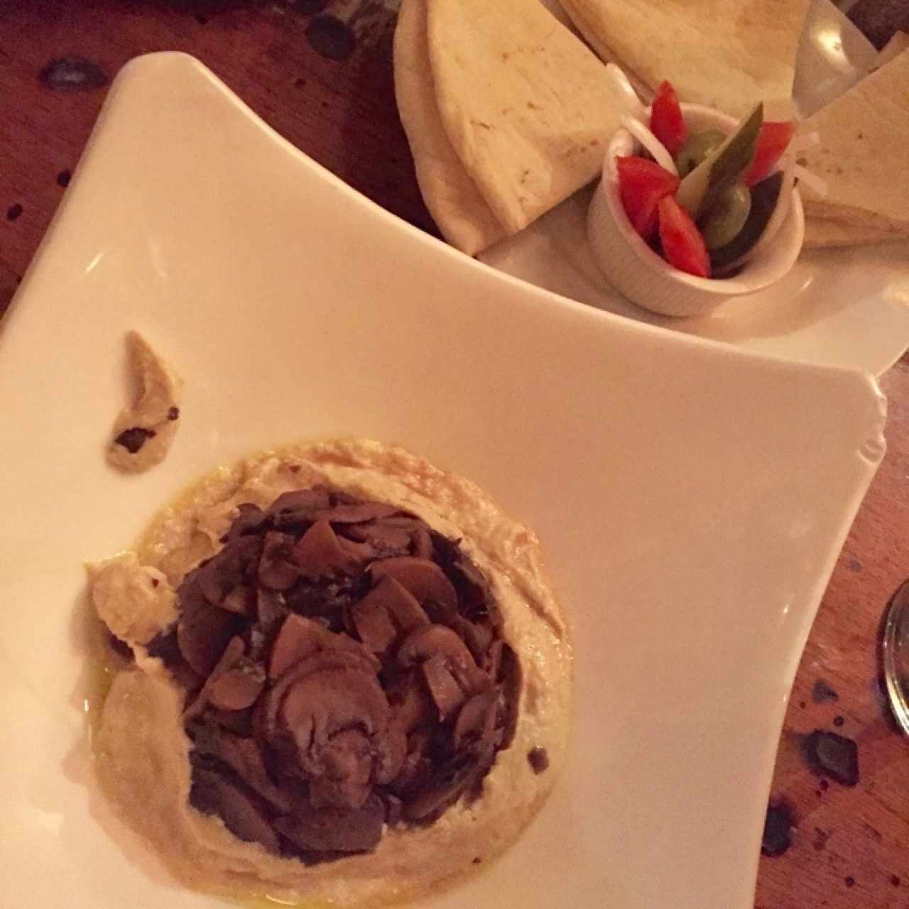 Hummus con champiñones