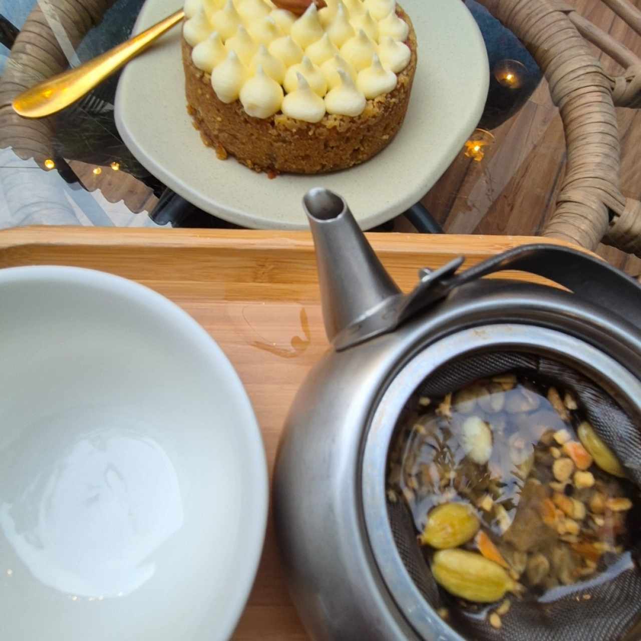 pastel de zanahoria y un té delicioso con varias especias.