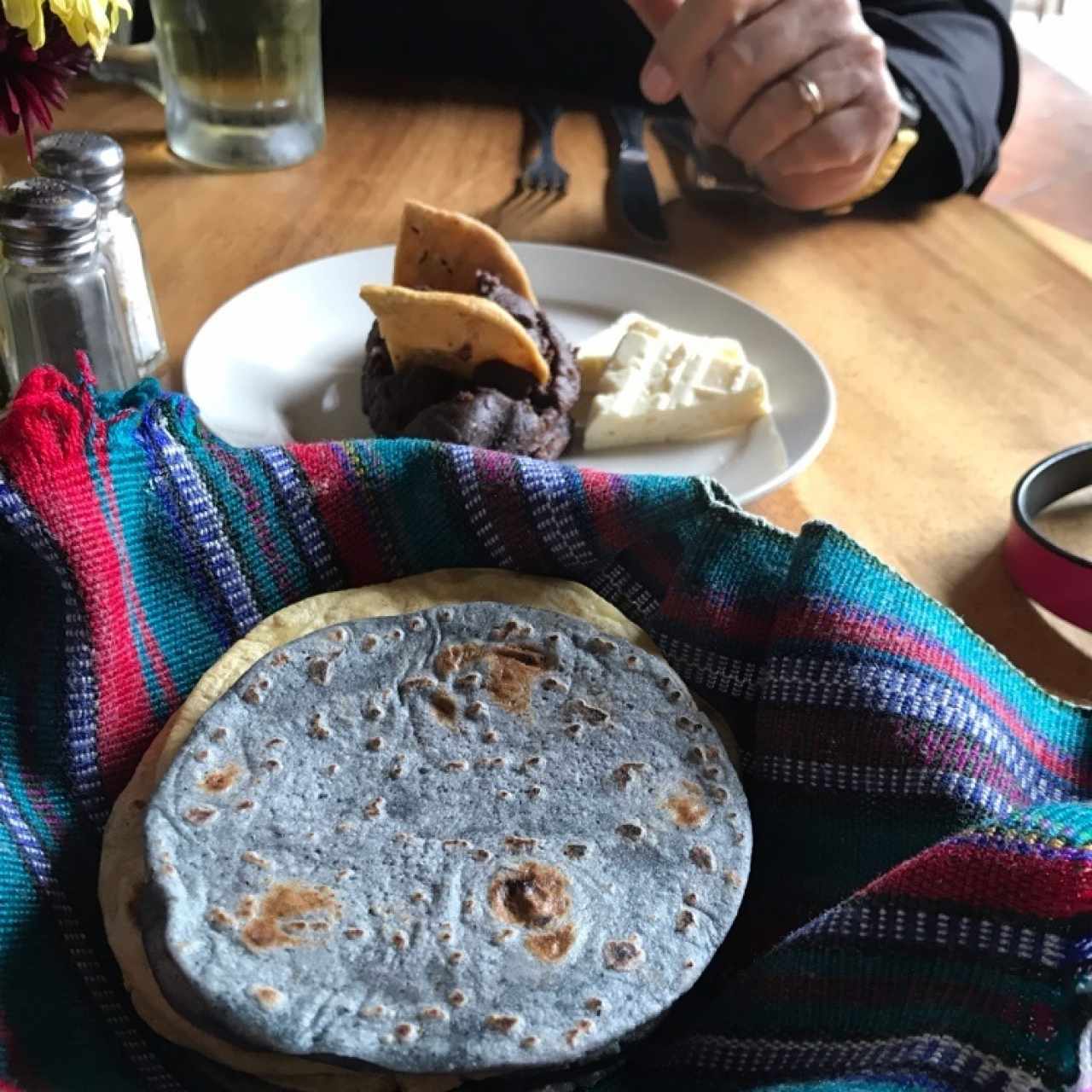 tortillas recien hechas de colores con frijolitos 