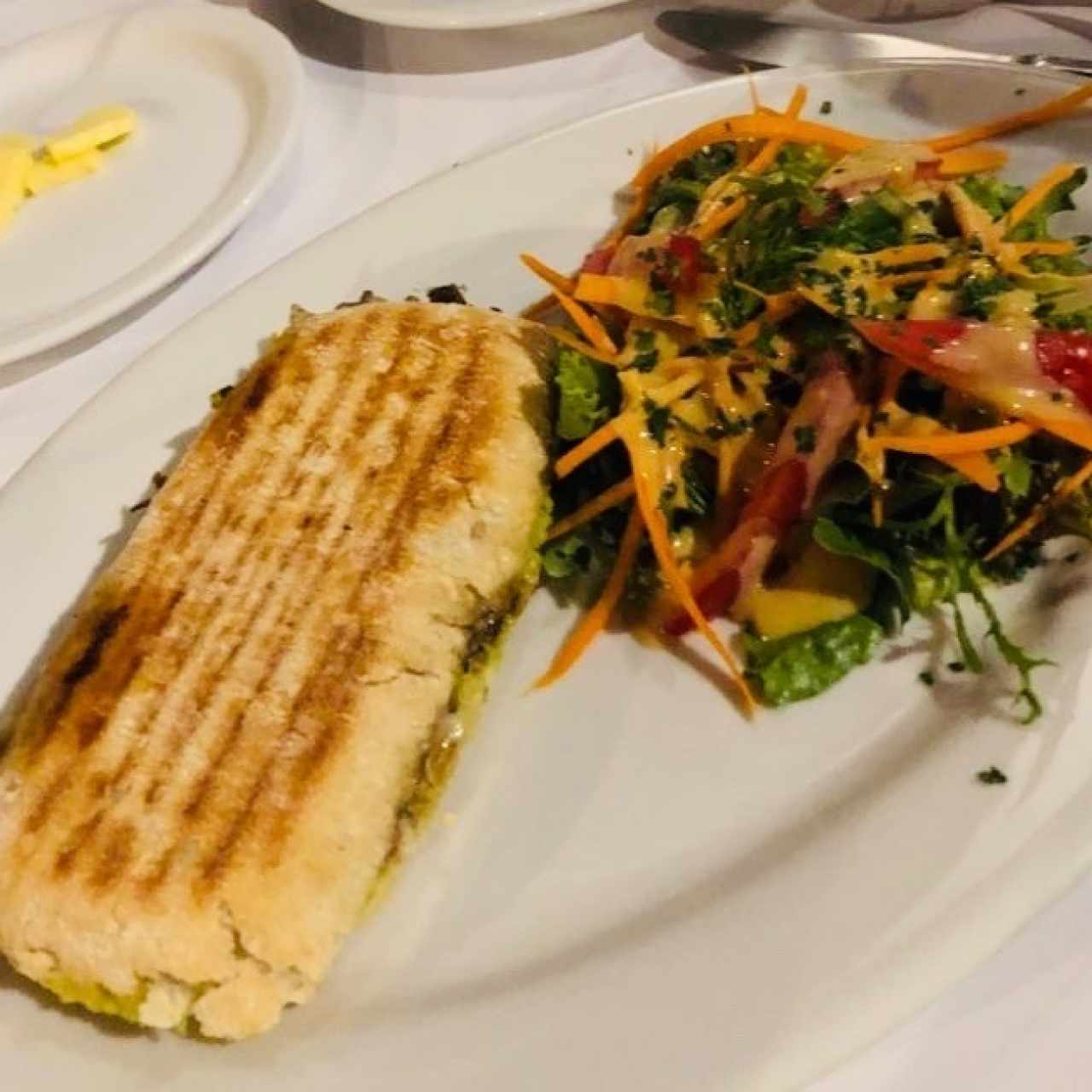 Panini de hongos con ensalada