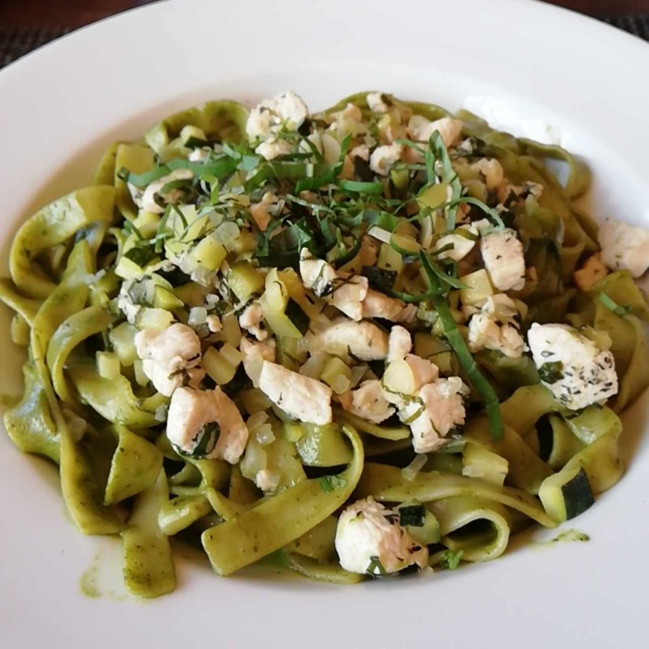 Pastas - Pasta del día: Pesto de albahaca, c/pollo y zucchini 
