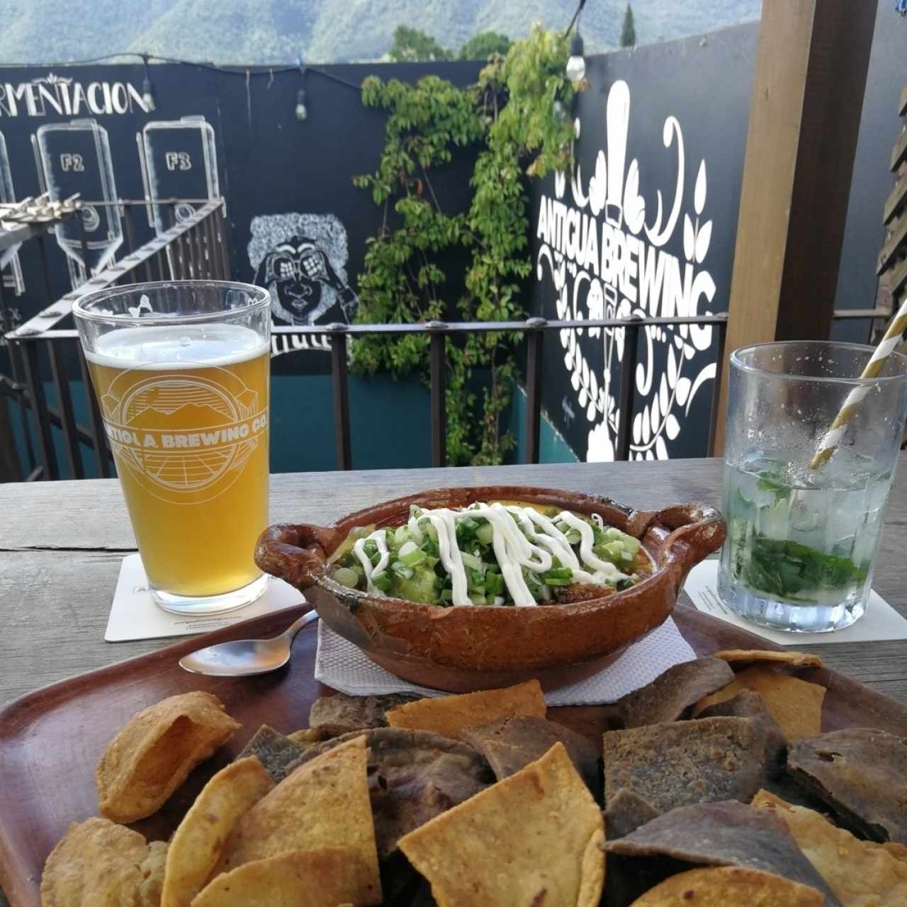 Nachos con guacamol