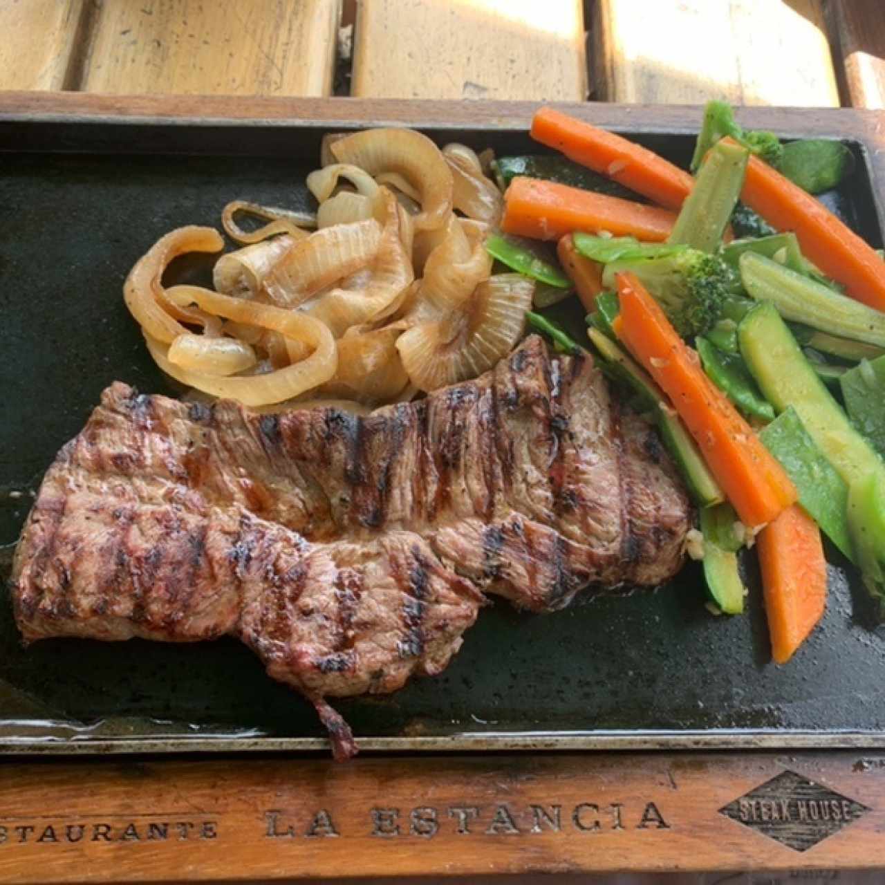 lomito con verduras salteadas