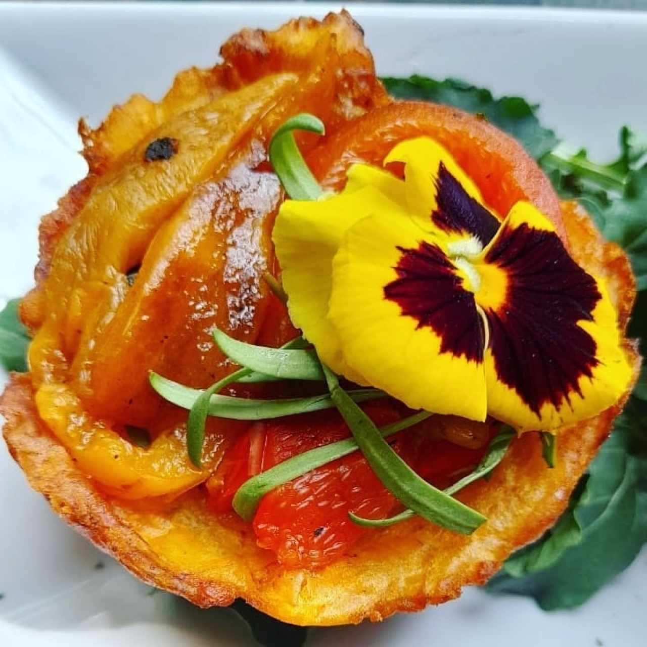 Tostones de pimiento morrón asado (opción vegana) / Plantain tostones with roasted bell peppers (vegan)