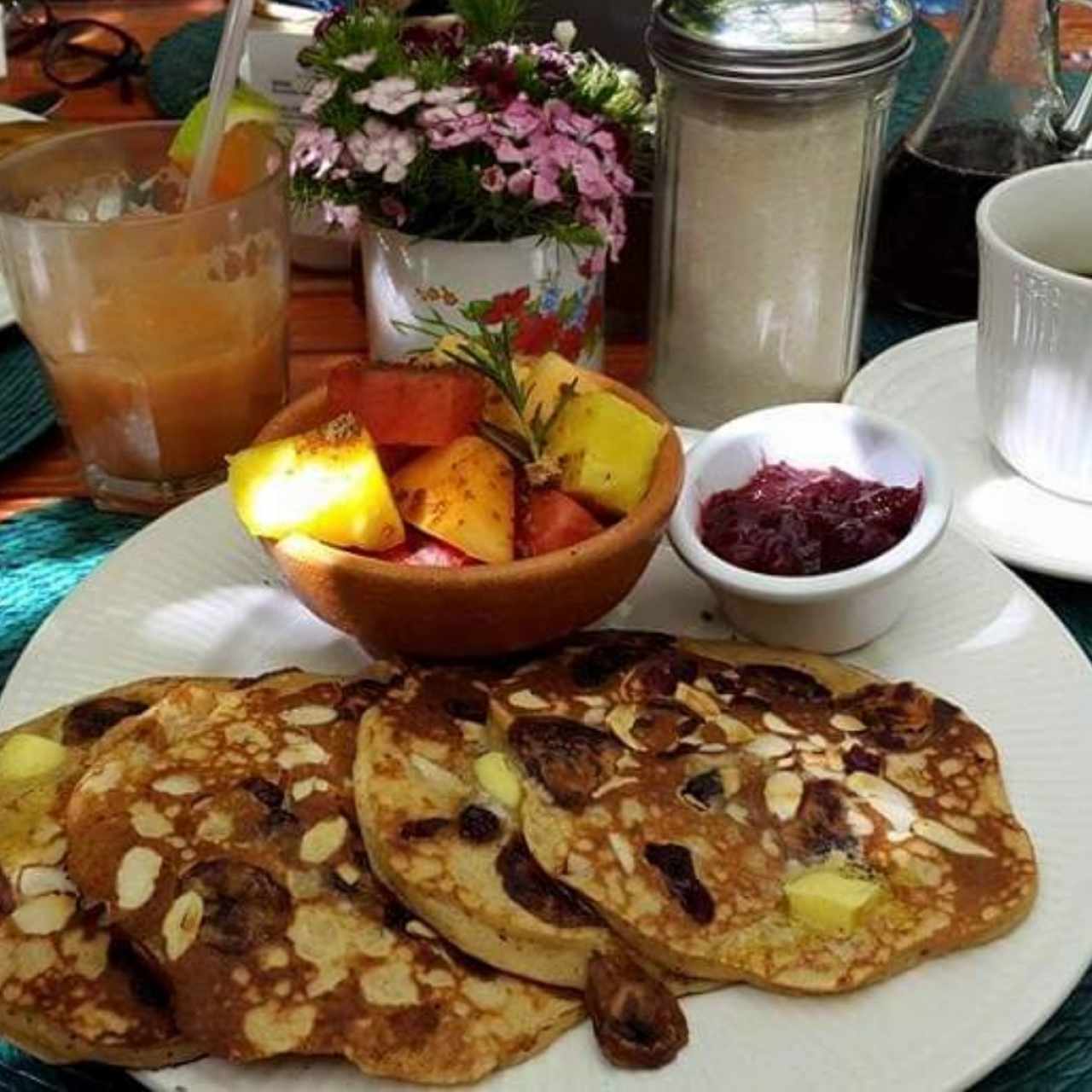 panqueques con banano y almendras, fruta, mermelada de mora, jugo de zanahoria, naranja y remolacha