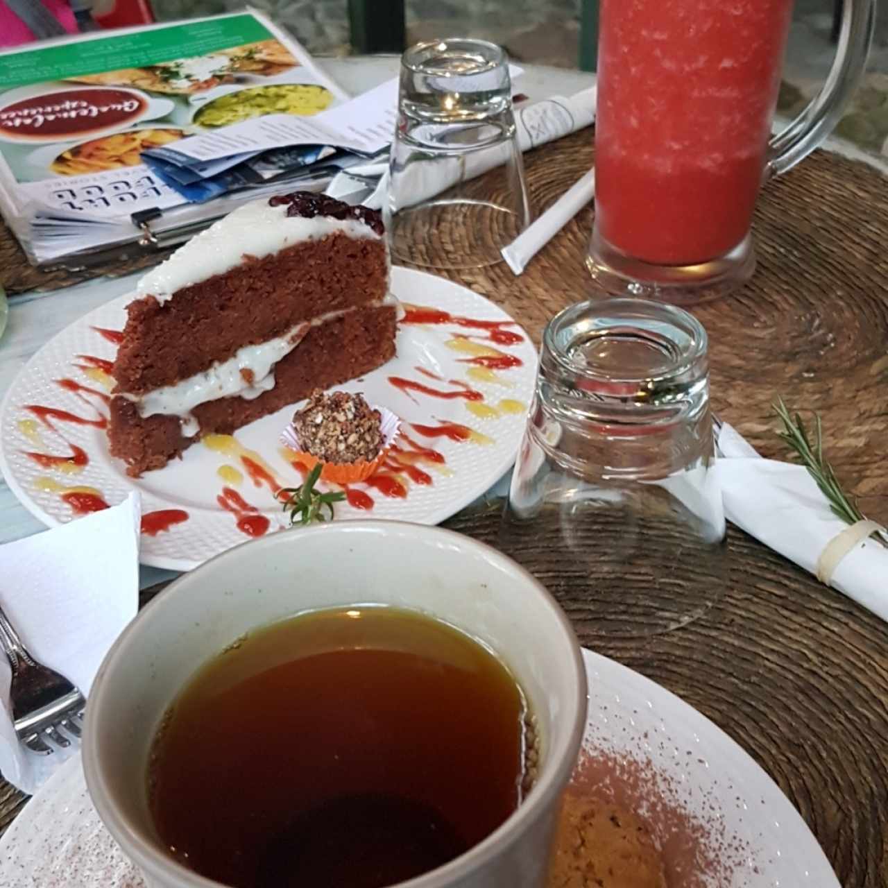 dulce de zanahoria, smoothie de fresa y  te de manzanilla y pericón 