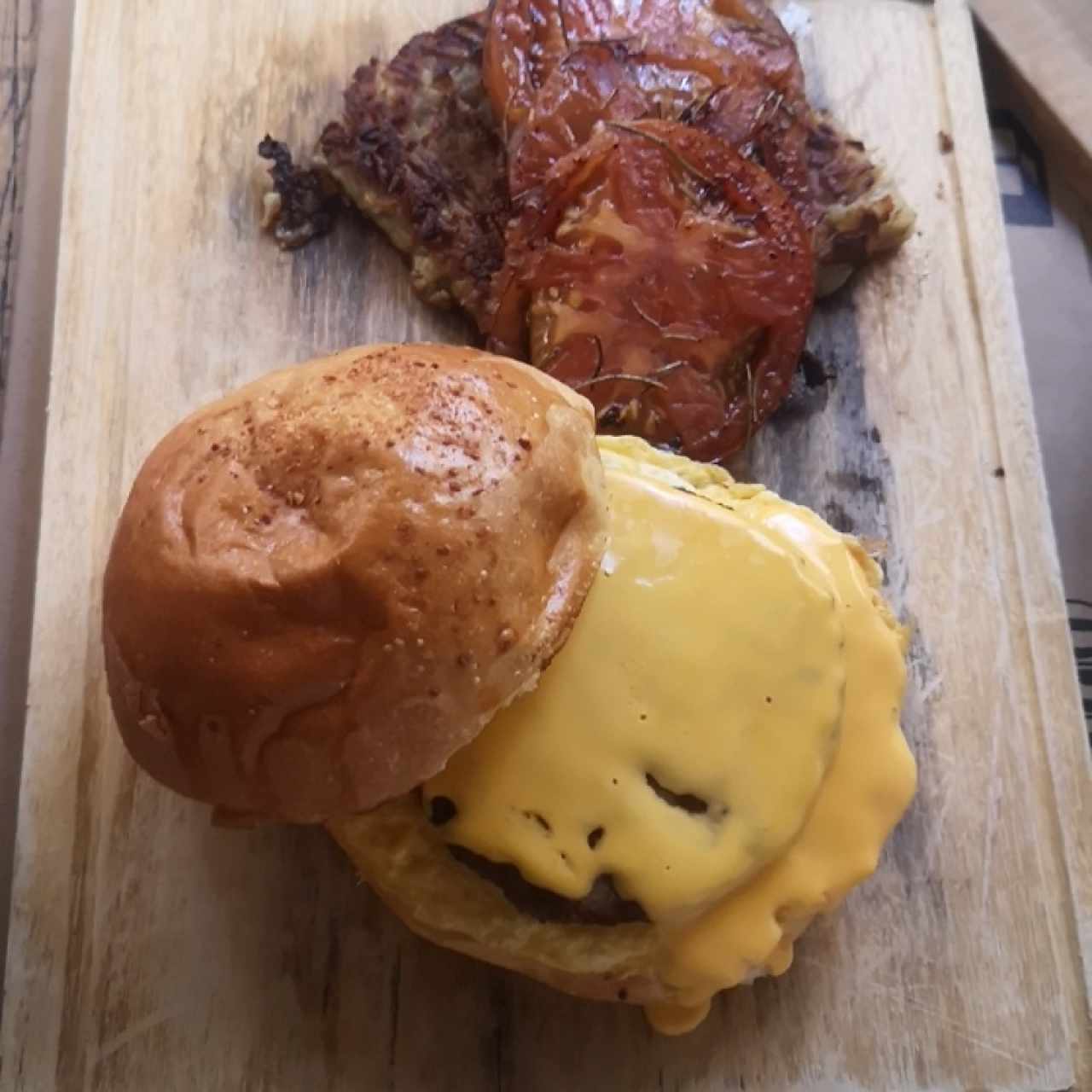 Puerta once muffin. Pan de la casa caliente, huevos revueltos salchicha dedayuno,  tocino frito, tomate asado, has brown. Ambiente y servicio agradable. 