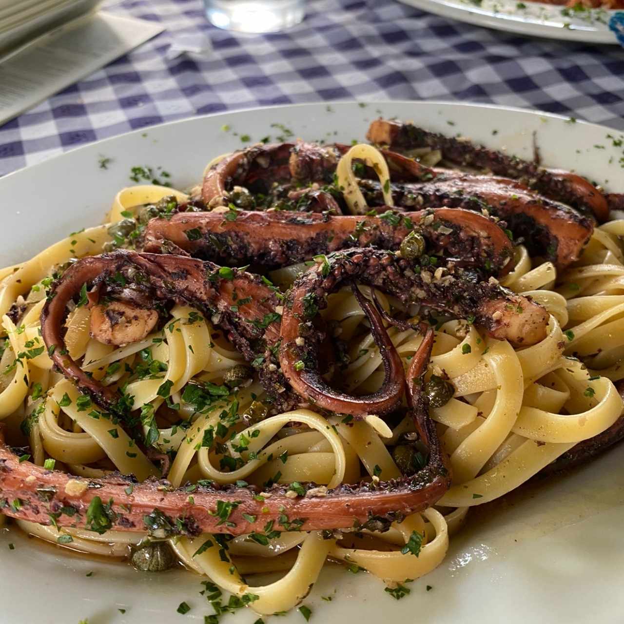Linguini con pulpo al cognac