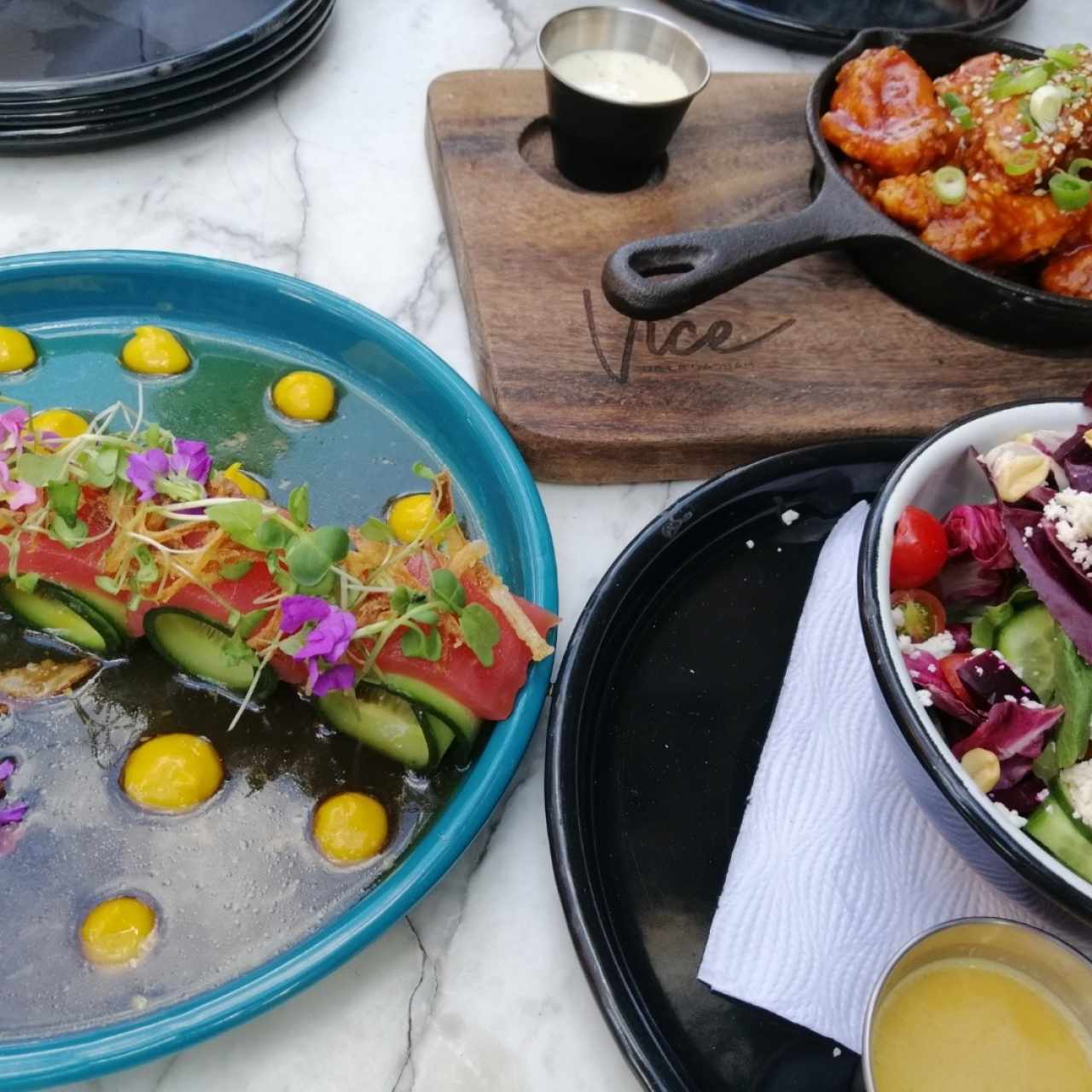 Tiradito, alitas y ensalada