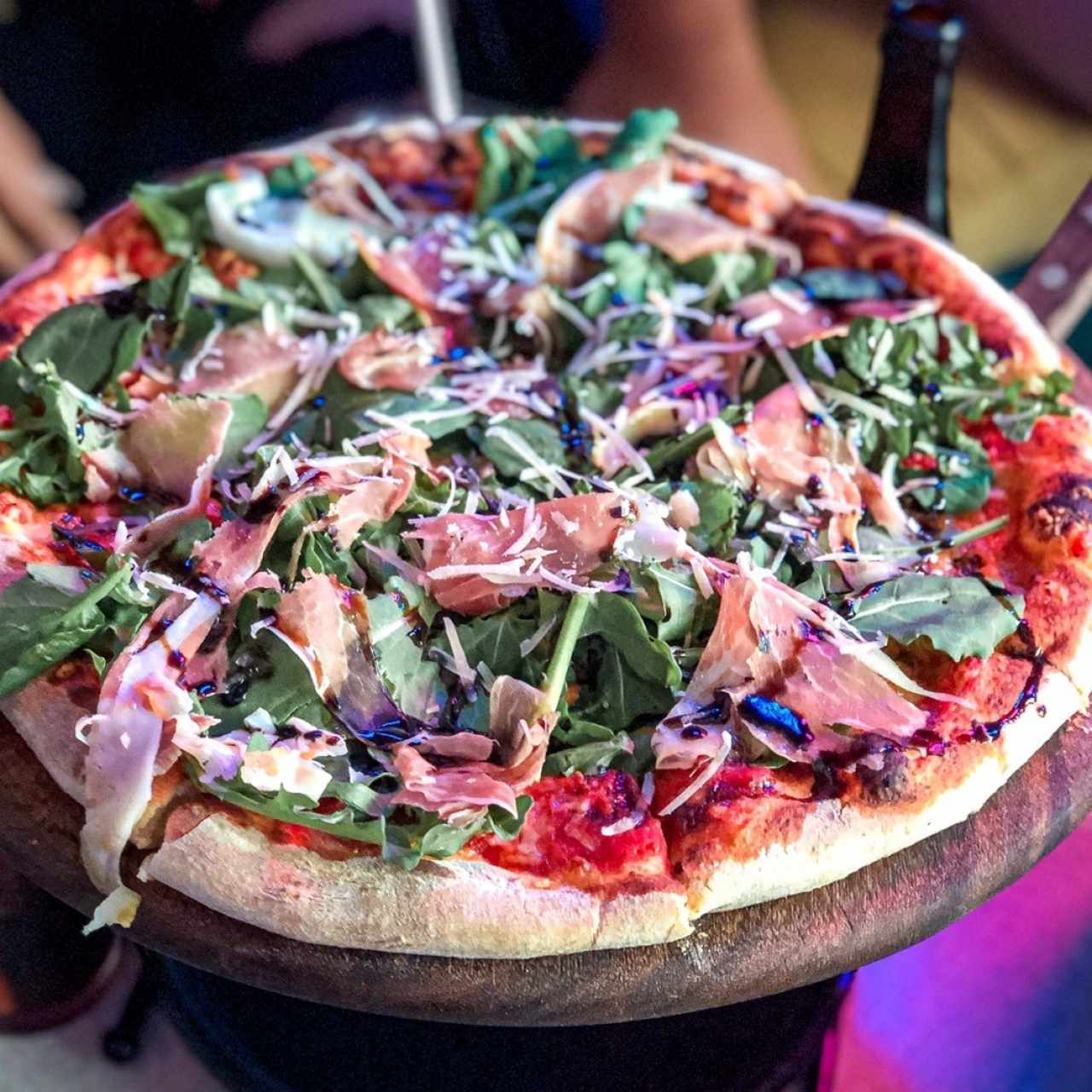 Pizza de prosciutto y arugula