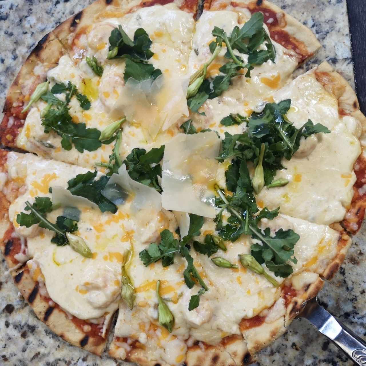 pizza camarón con loroco 