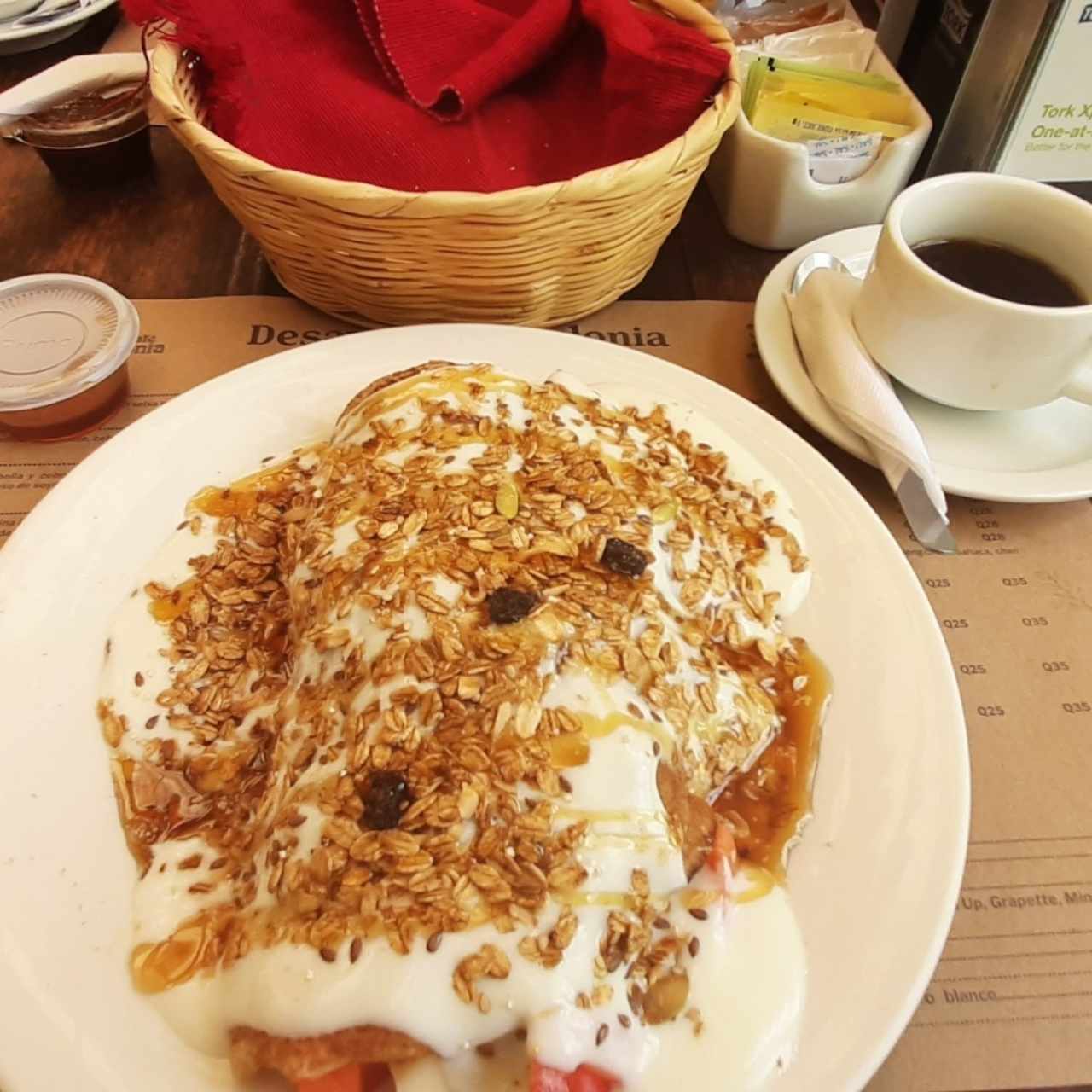 Crepa rellena de manzana, banano, con Yogurt y granola