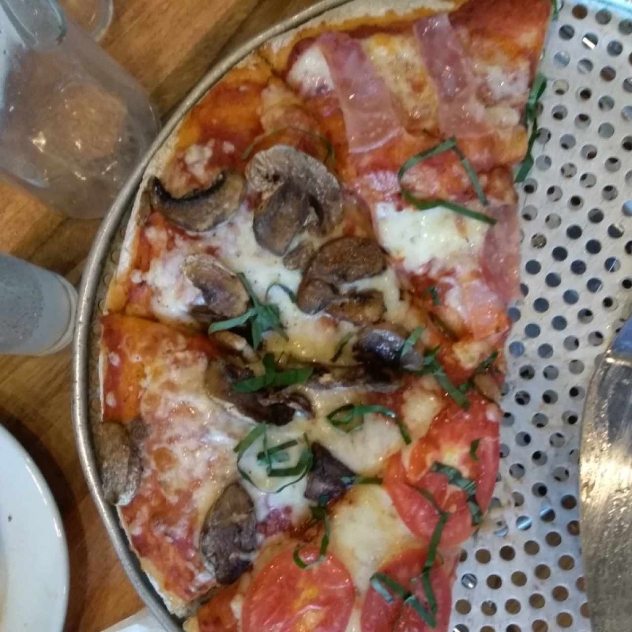 Pizza Cuatro estaciones (hogos, jamon, margarita y alcachofas)