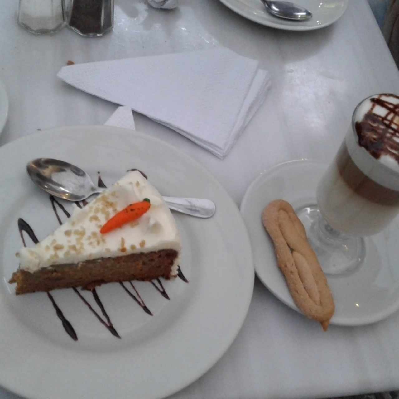 Pastel de zanahoria con un capuchino!