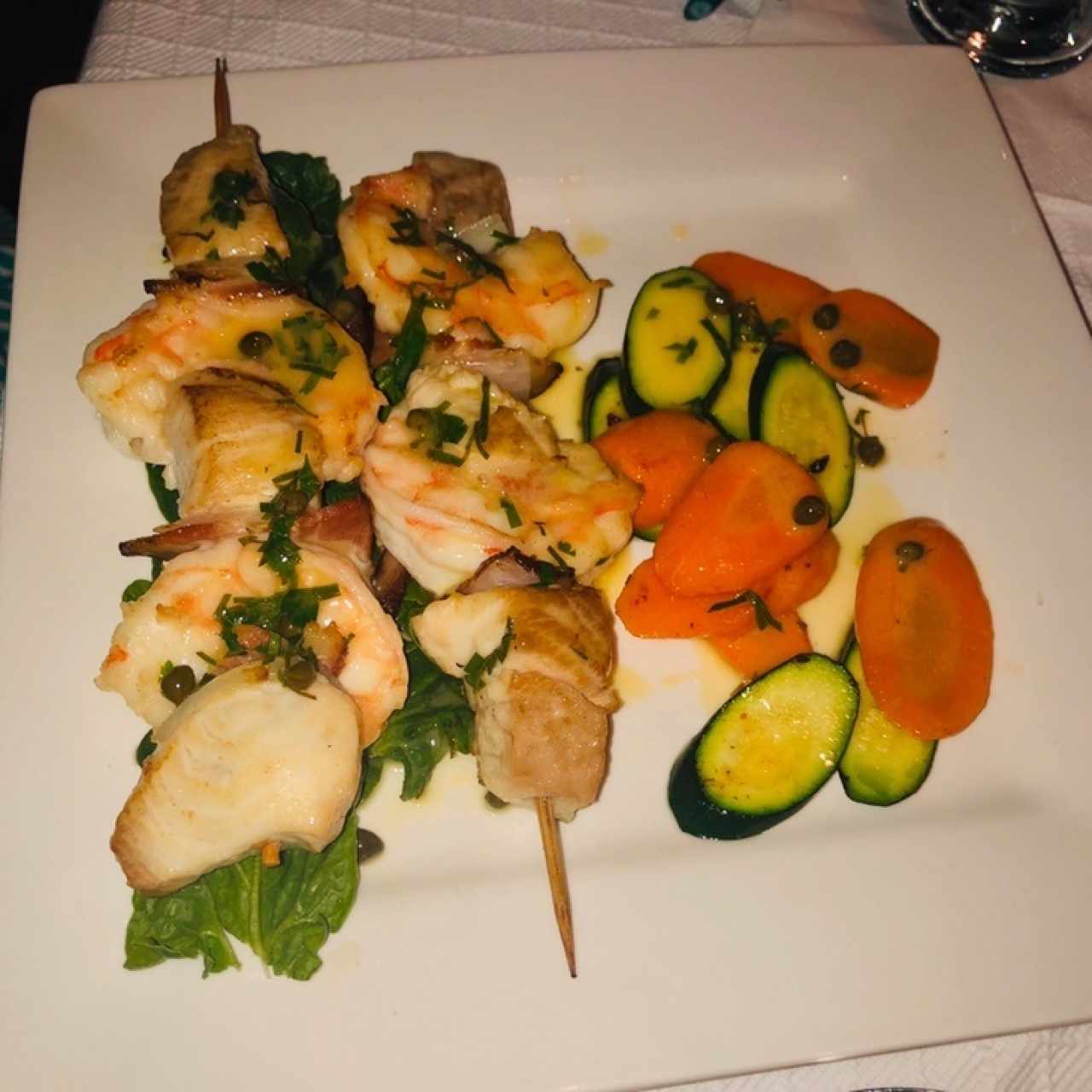 Pinchos de camaron, pescado y cerdo