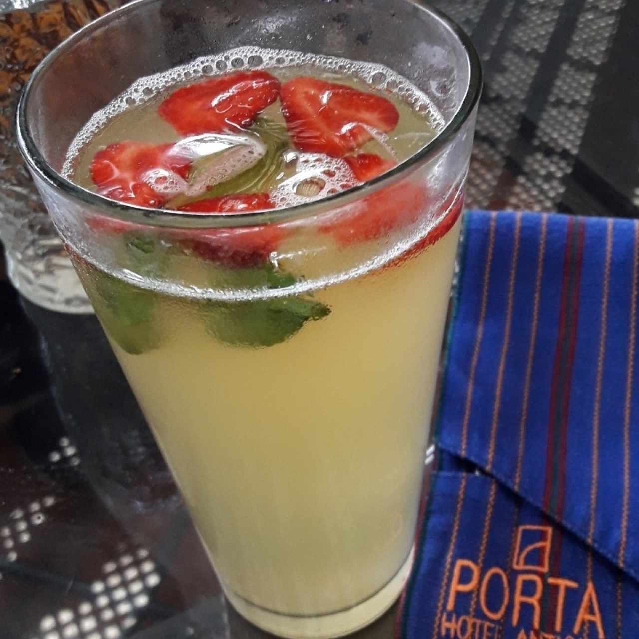 Coctel de limón, maracuyá, fresas y menta.