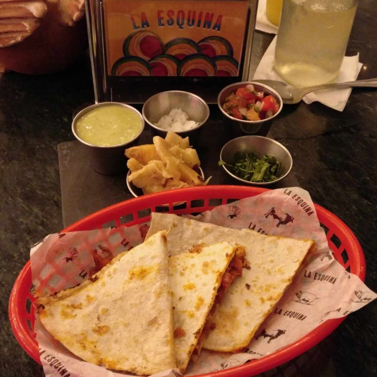 Quesadilla de Carne al Pastor con acompañamientos