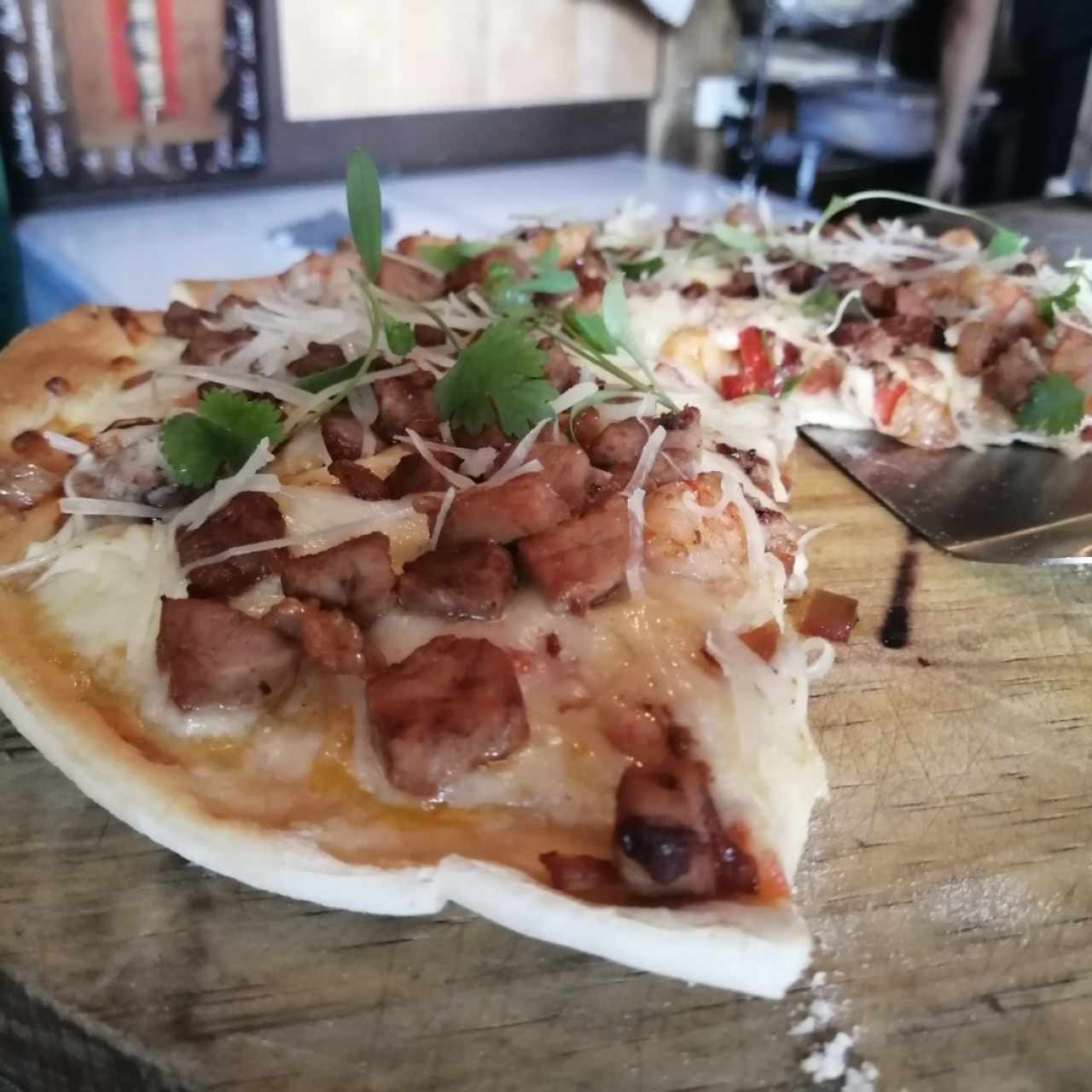 Pizza de lomito y camaron