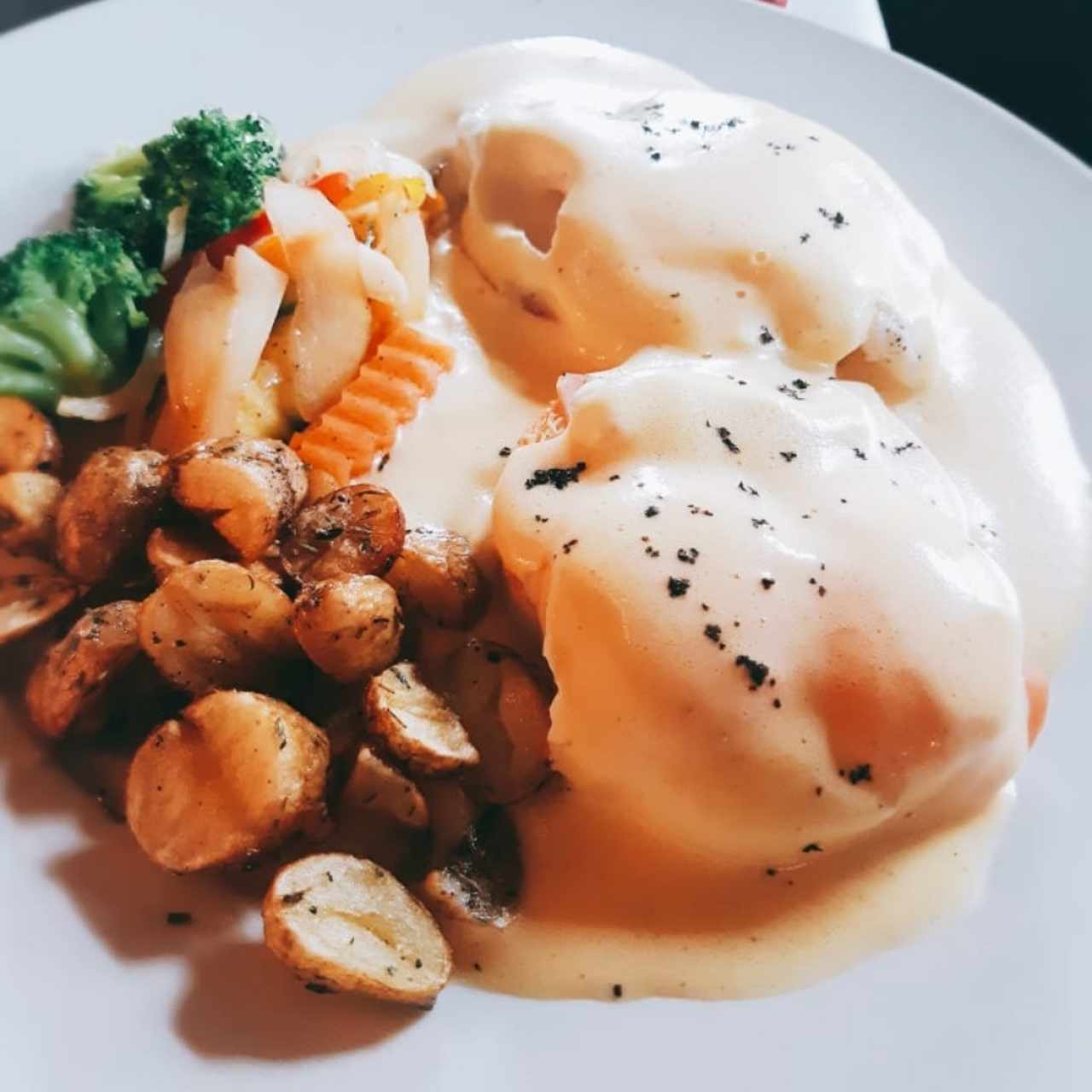 desayunos de huevos benedictinos en Antigua. 