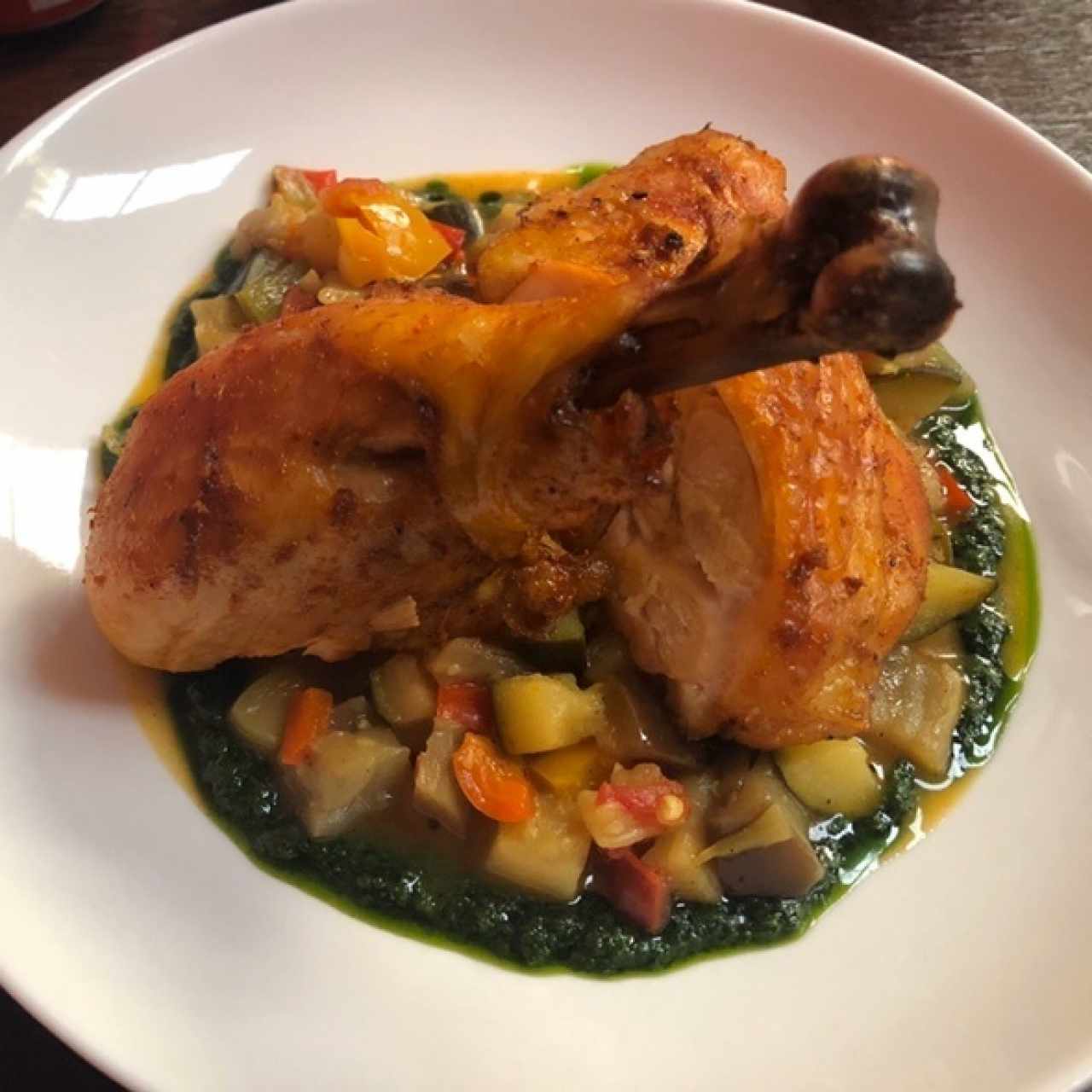 Pollo horneado, ratatouile y pesto
