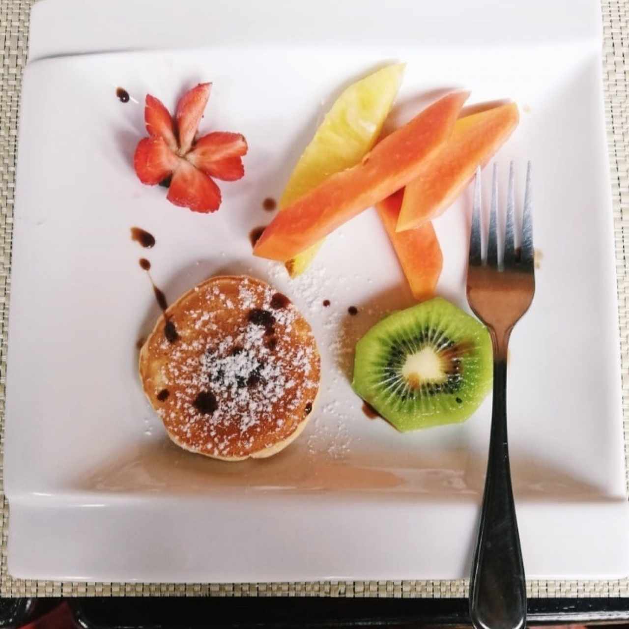 Panqueque con chocolate y fruta