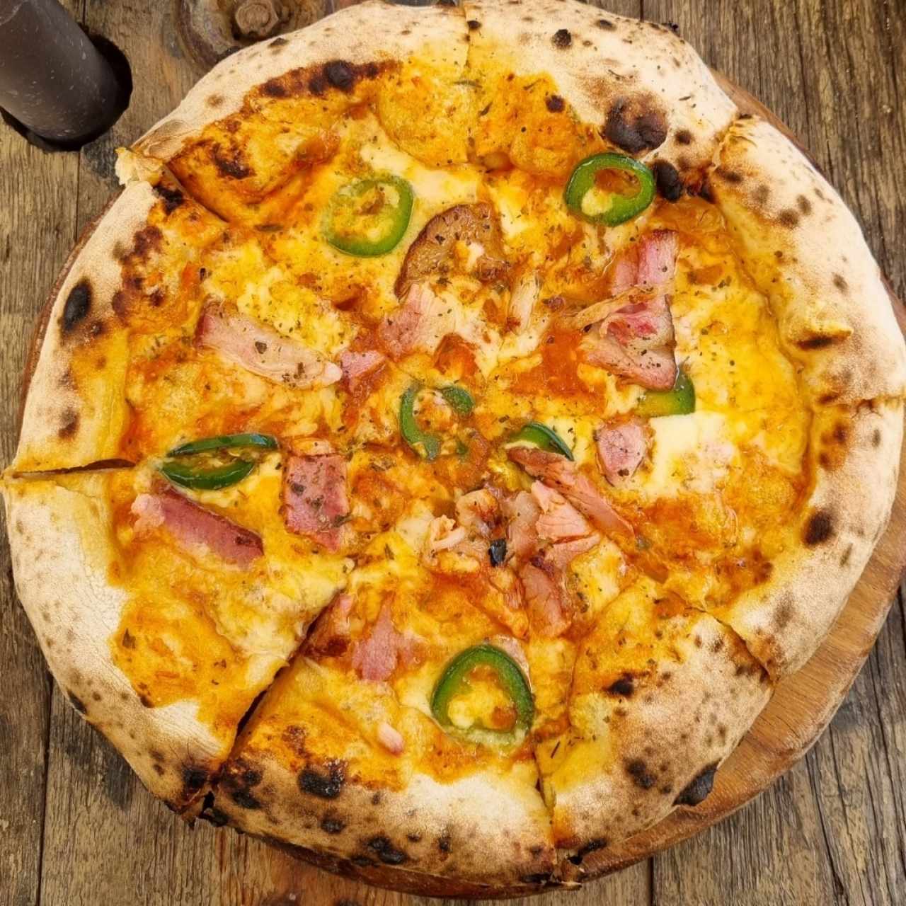 Pizza de tocino y jalapeños