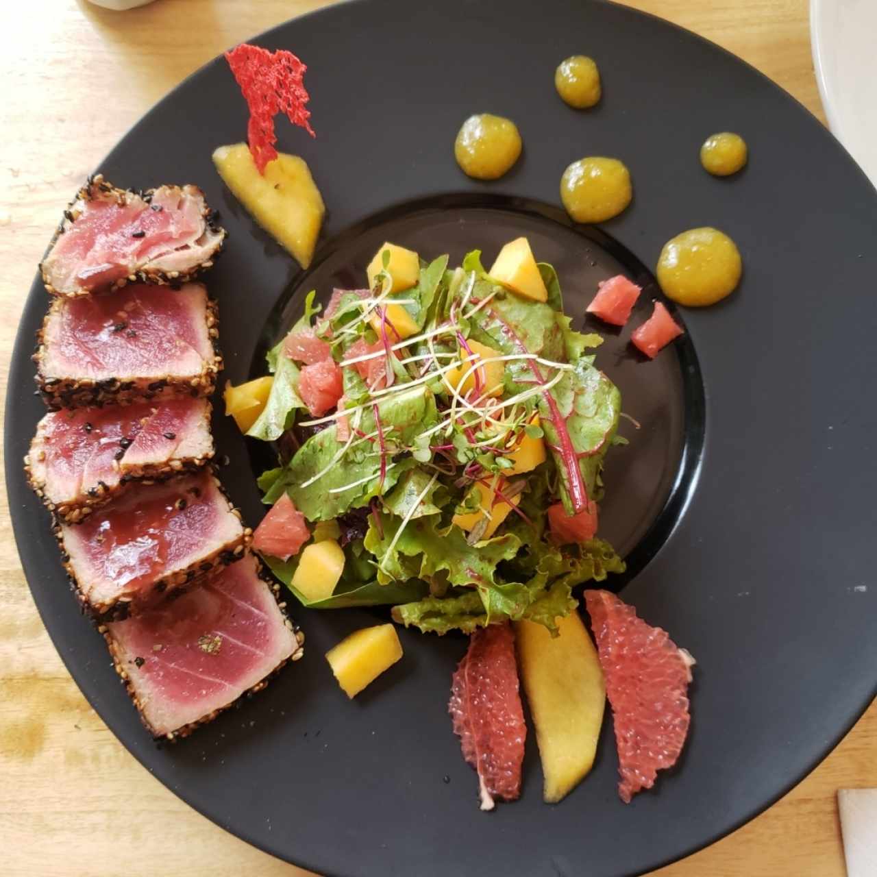 Tataki de atún al sésamo