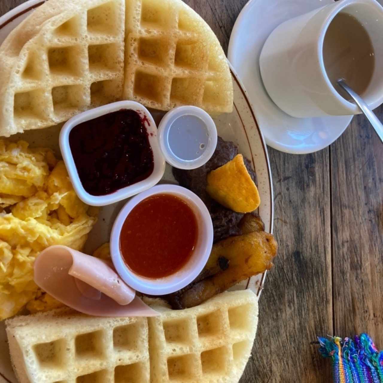Waffles con jalea de mora