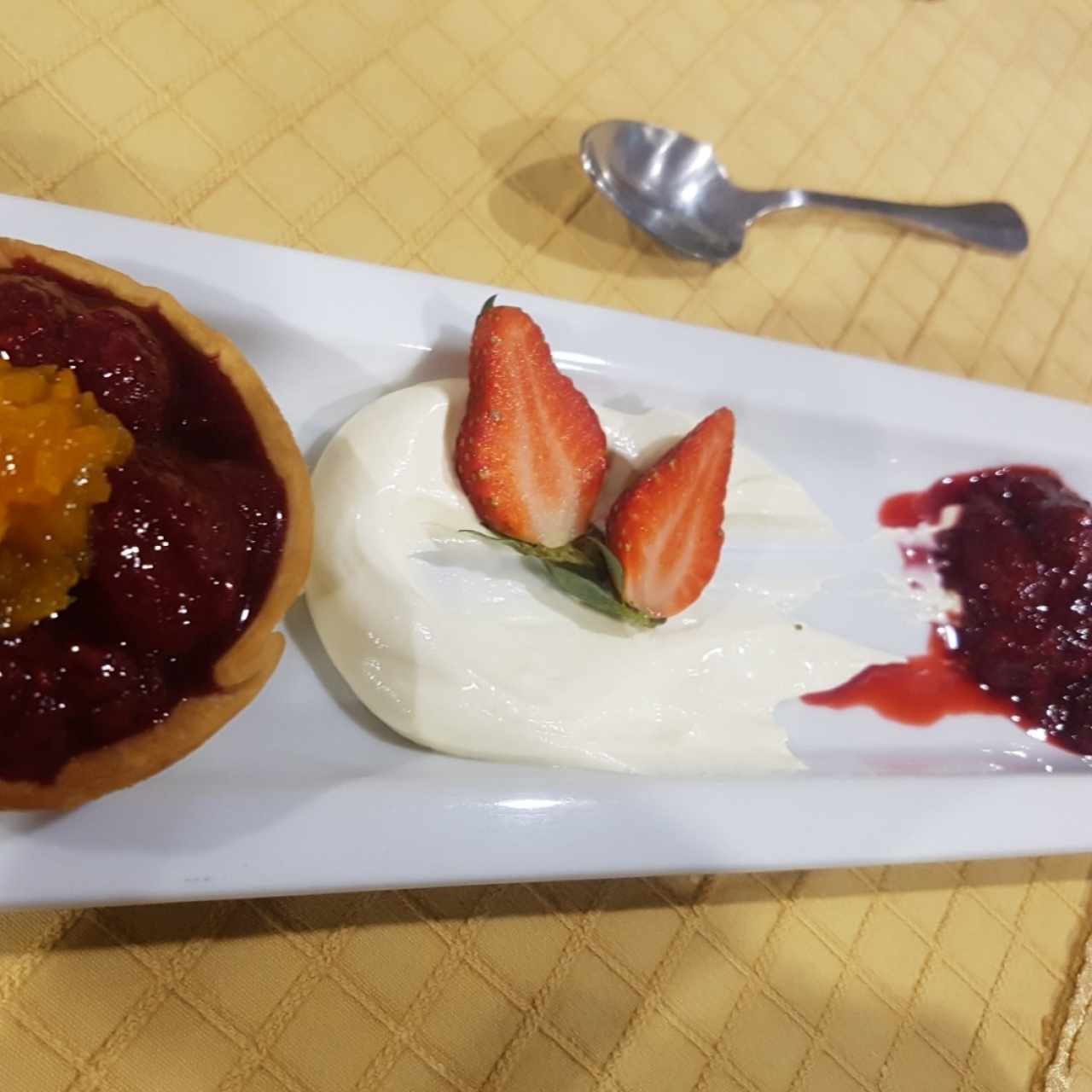 Frutos Rojos al Vino con Crema