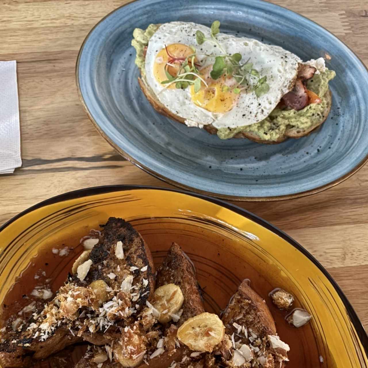 Avo toast y french toast 
