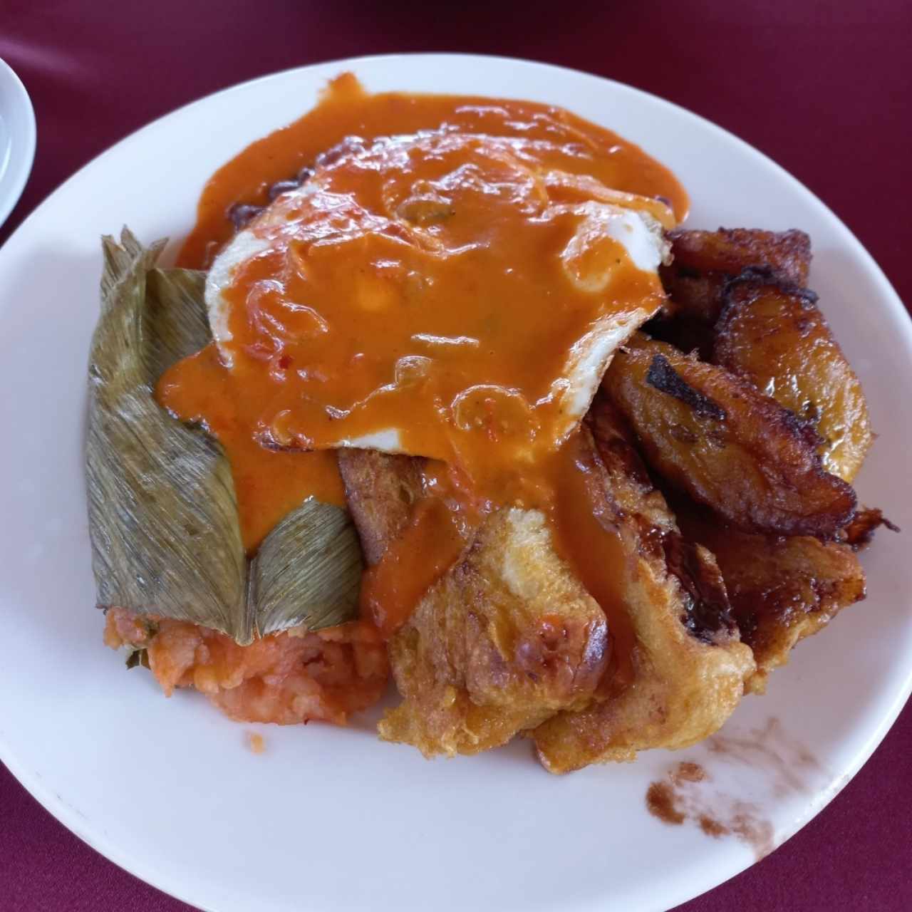 huevo con tamal y plátano 