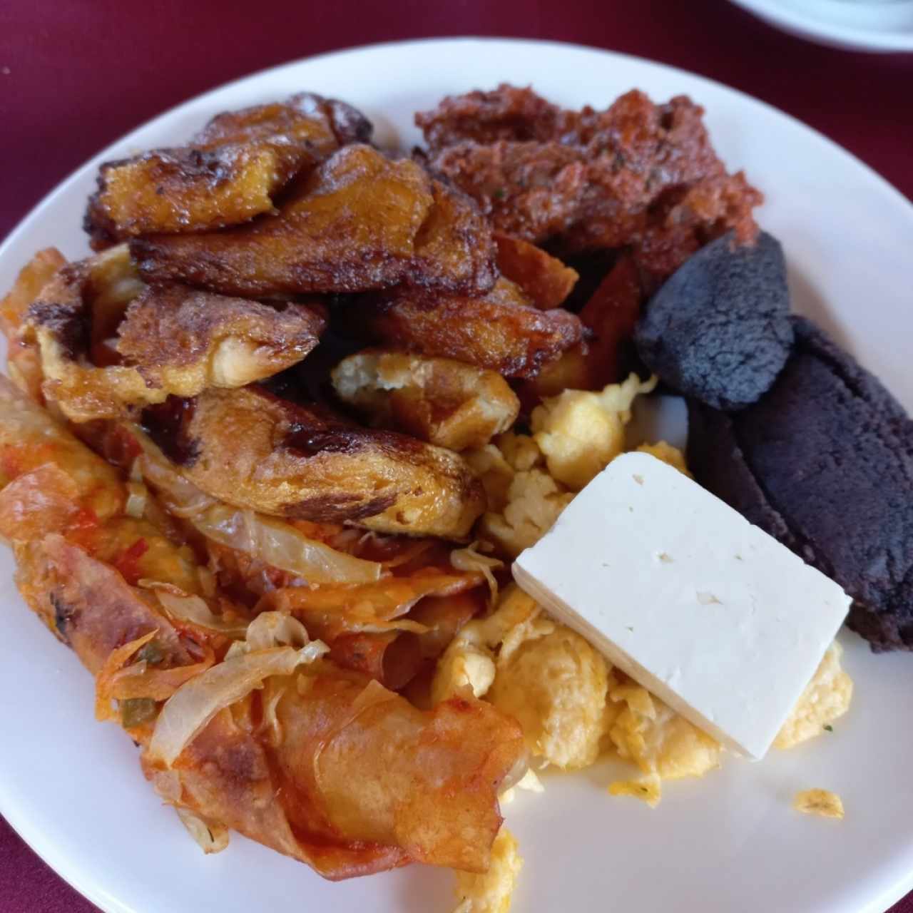 huevo con frijoles plátano y tacos 