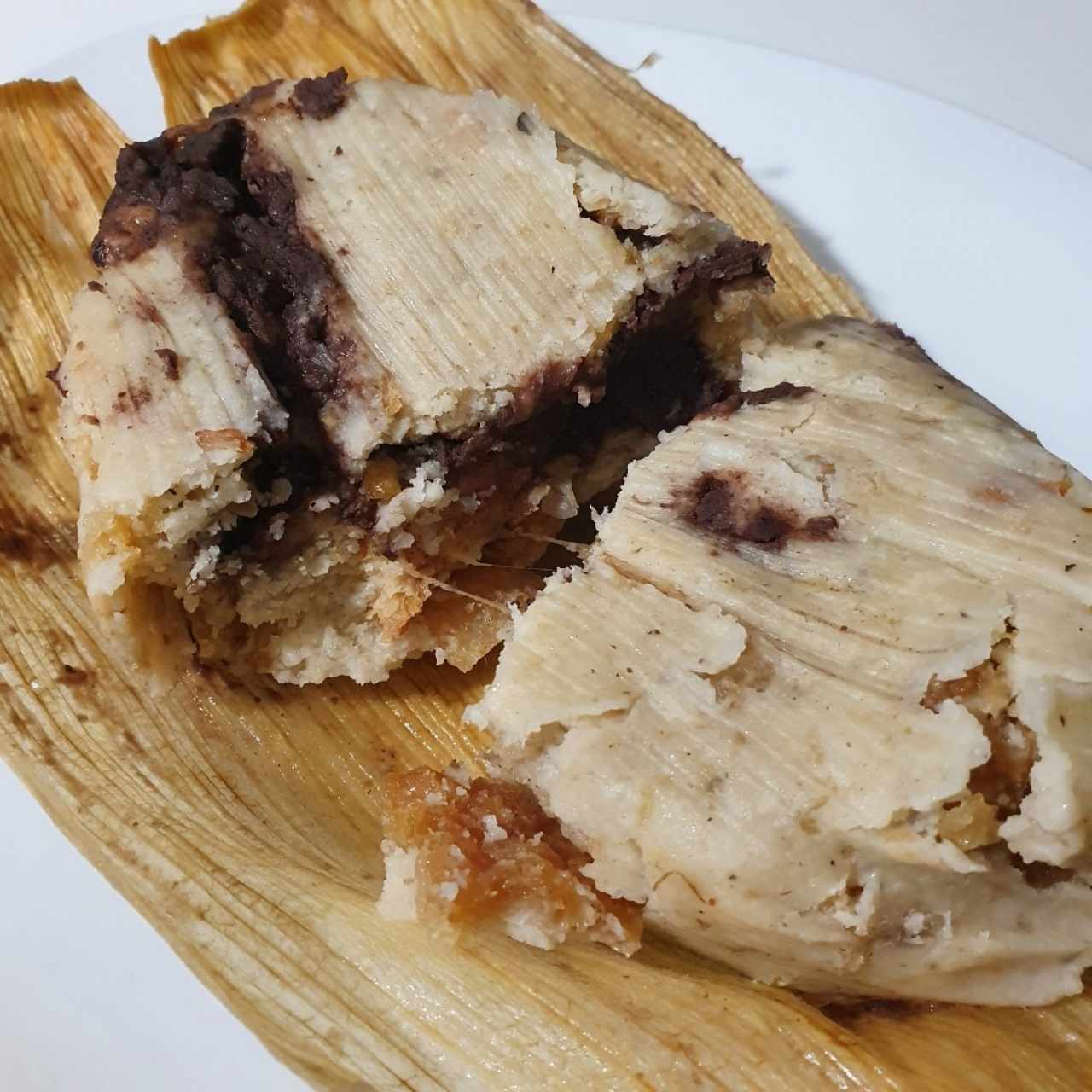 Tamalitos de frijol y chicharrón