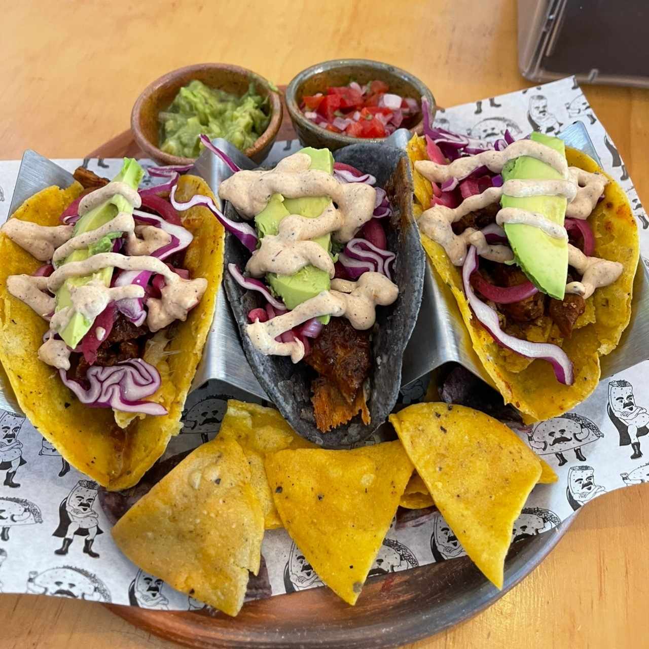 Tacos al Pastor con costra de queso y salsa chipotle 