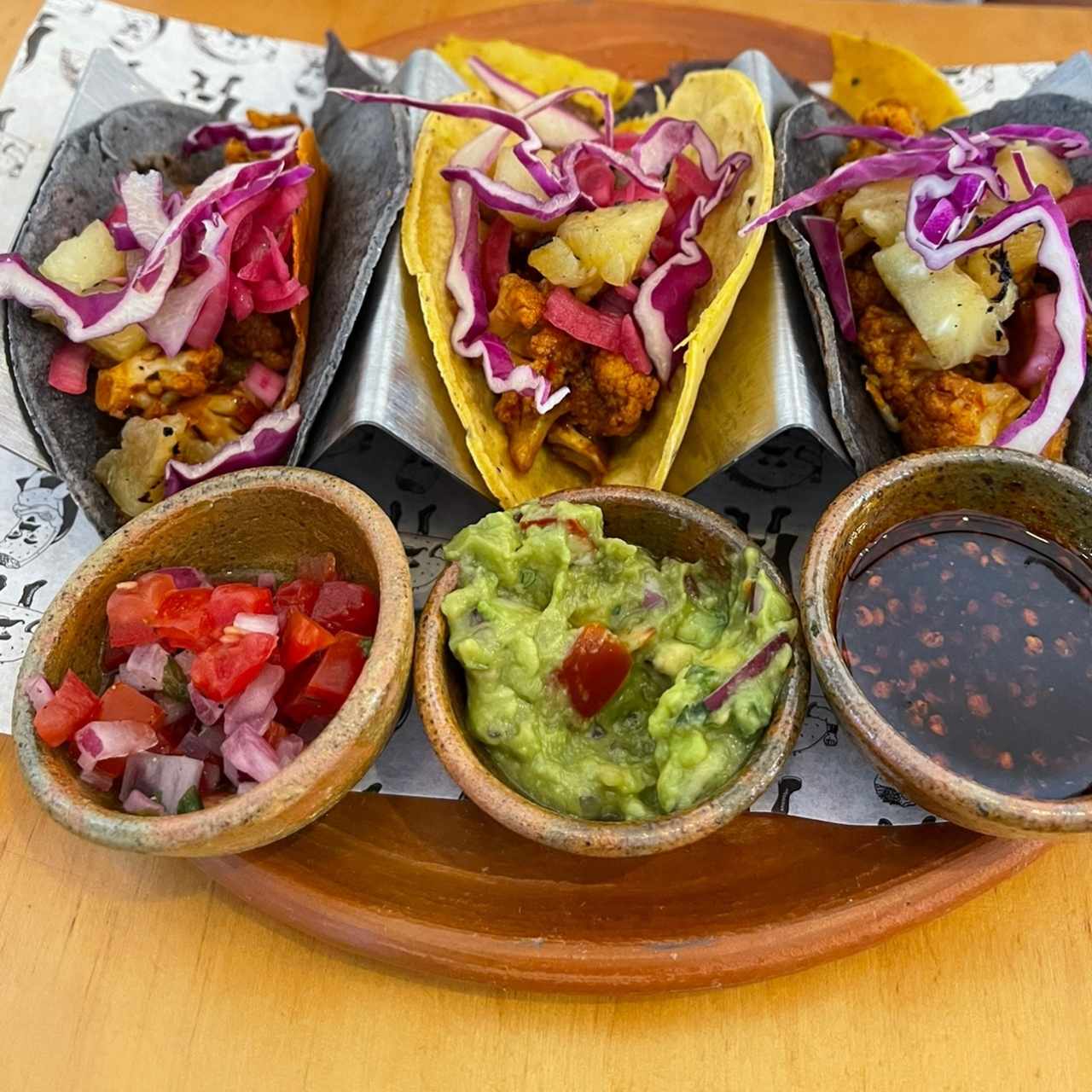 Tacos de Coliflor al Pastor con aceite de cobanero 