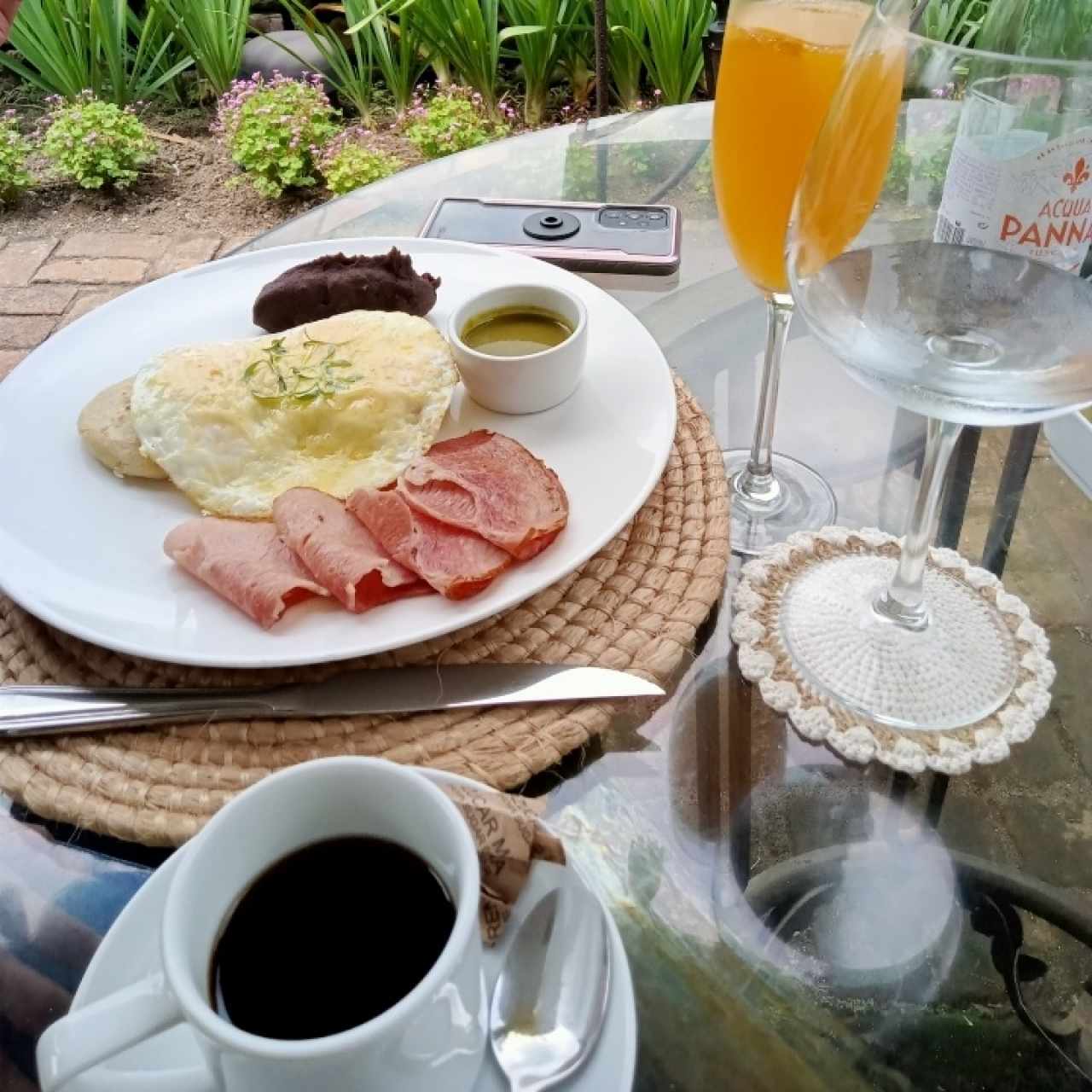 Huevos motuleños con queso chancol y jamón virginia