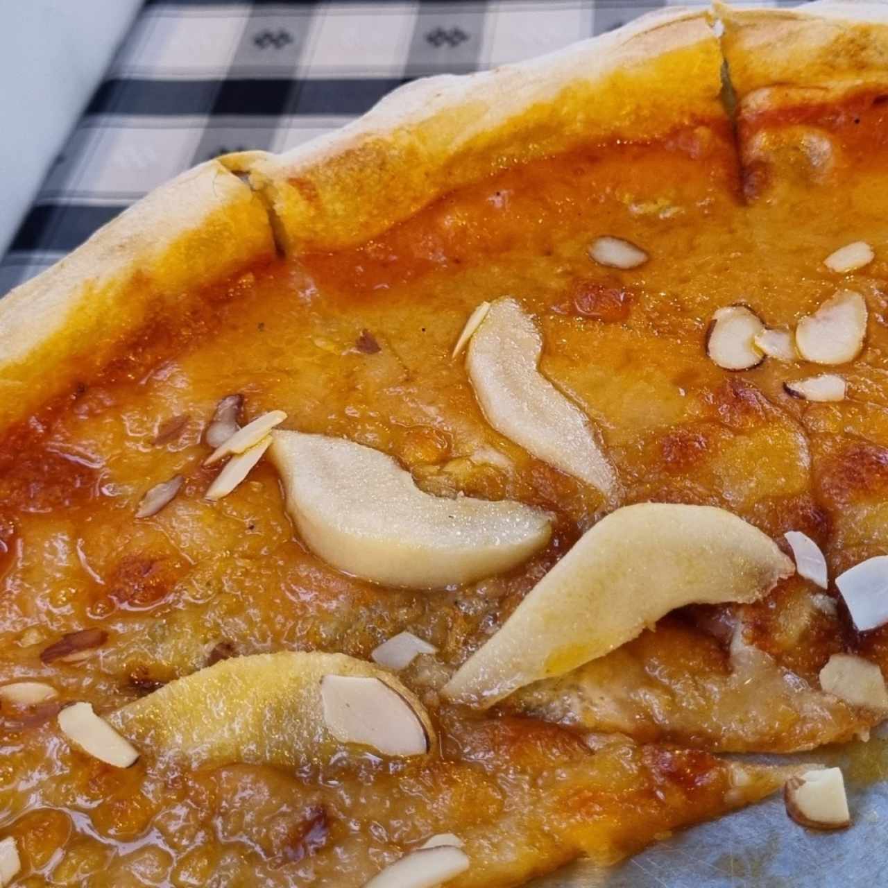 Pizza gorgonzola, noci e pera