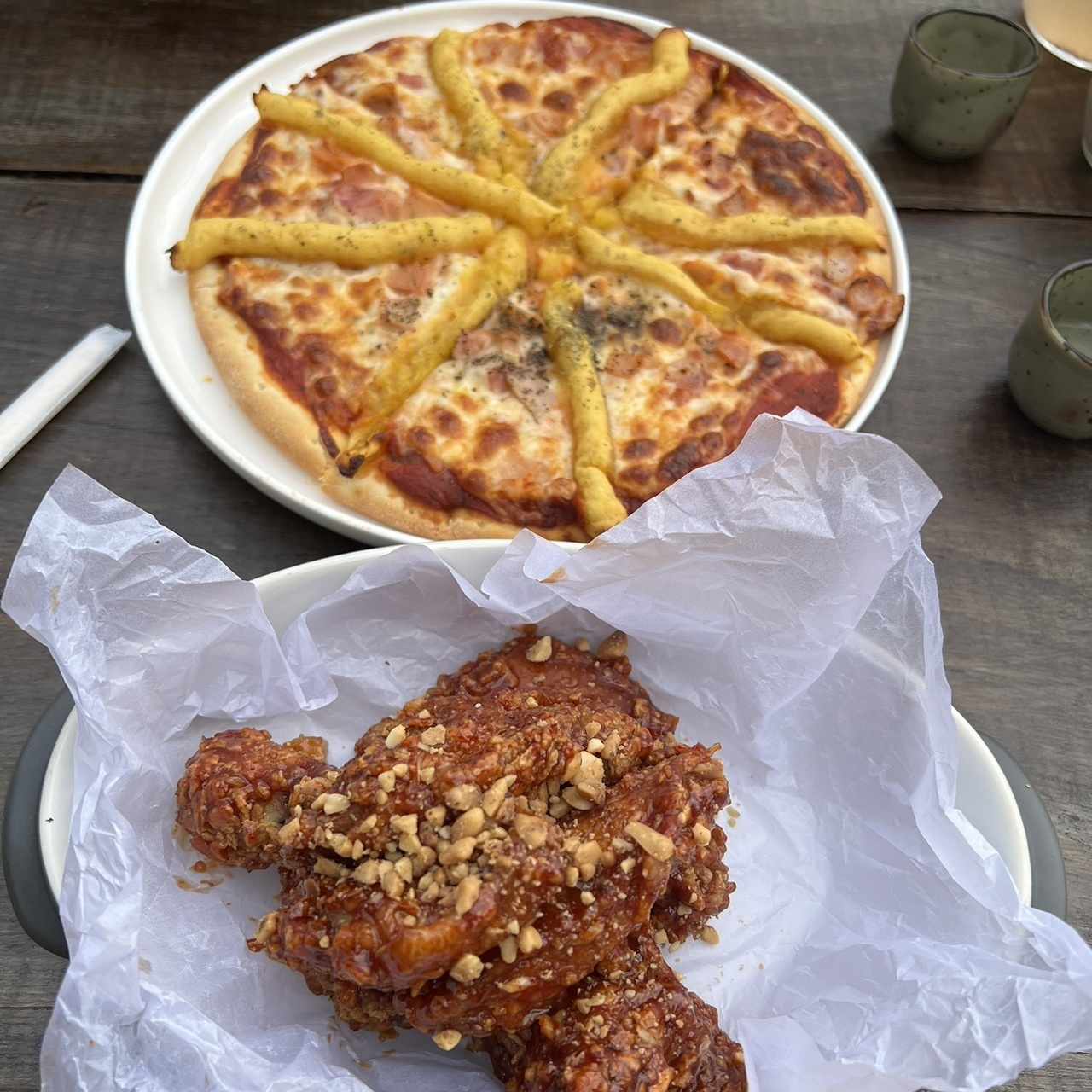 Alitas picantes y pizza con camote 