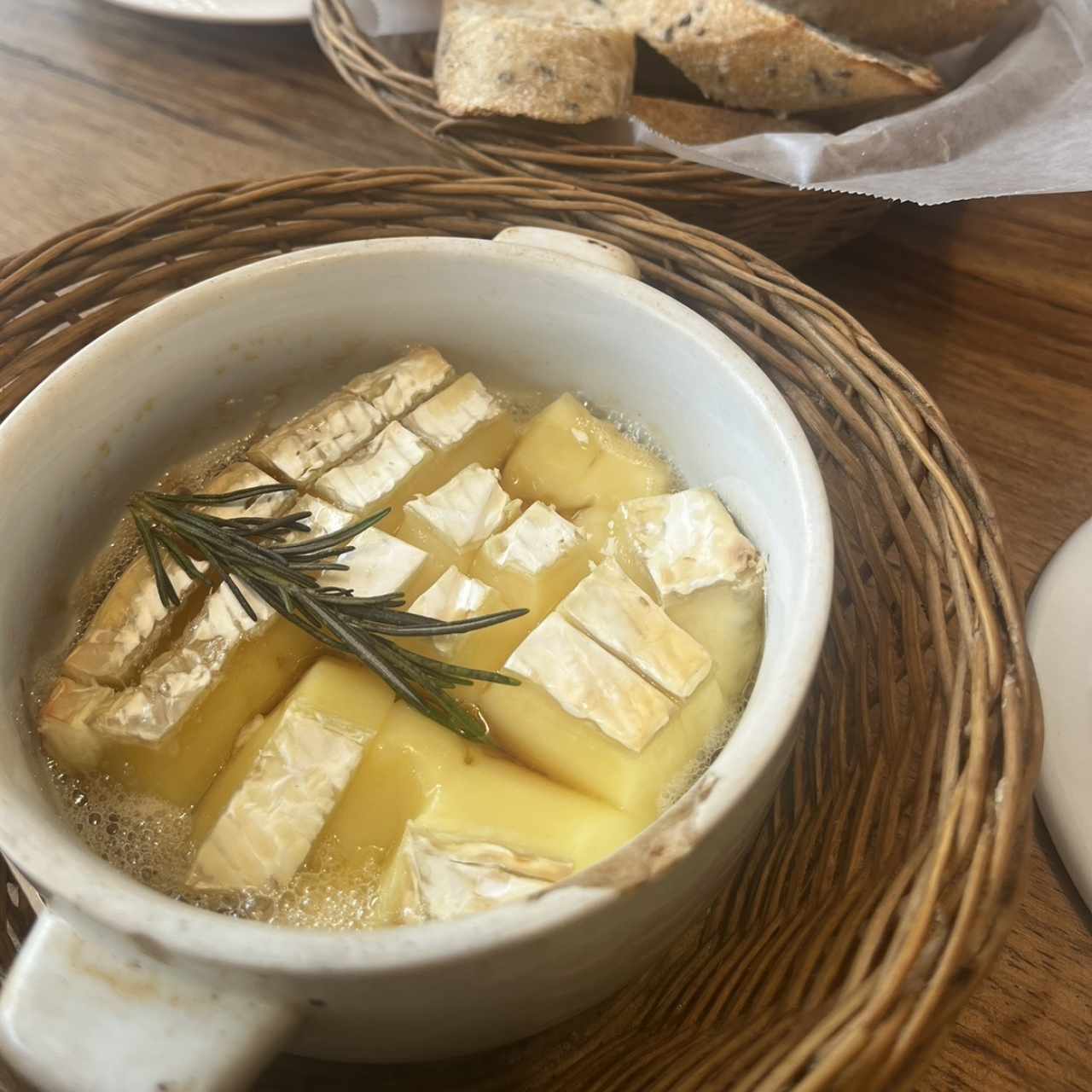 Queso brie con romero y miel