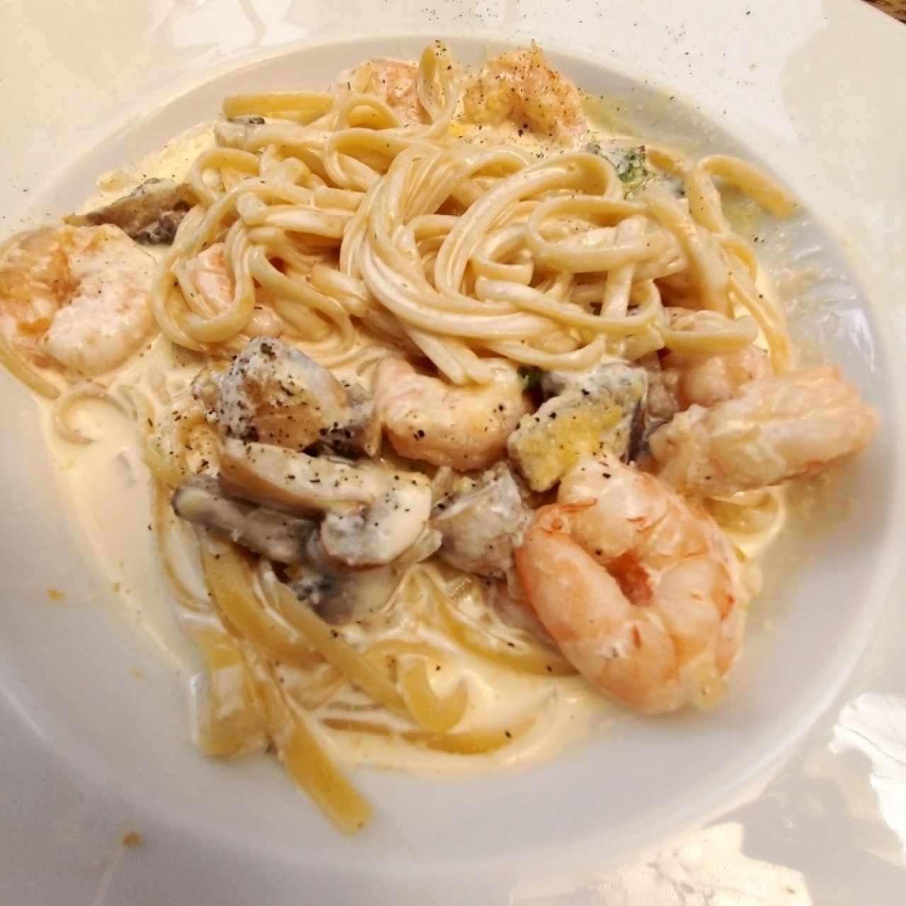 Linguini con camarones y champiñones en salsa blanca