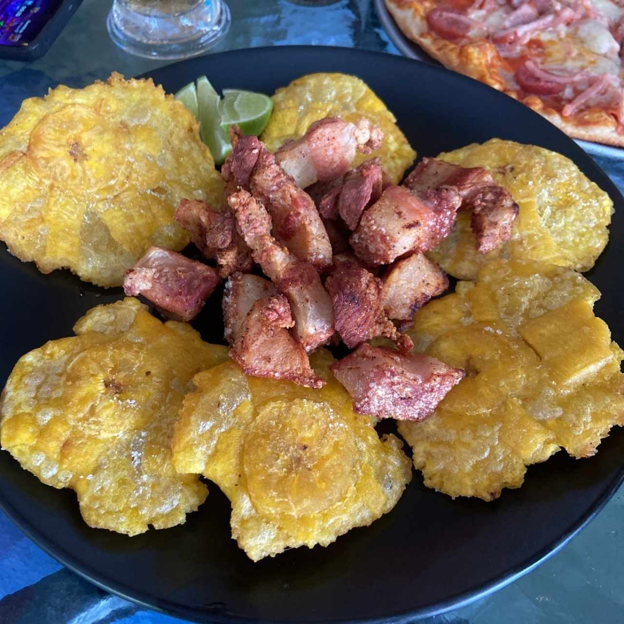 Entradas - Chicharrón con patacón