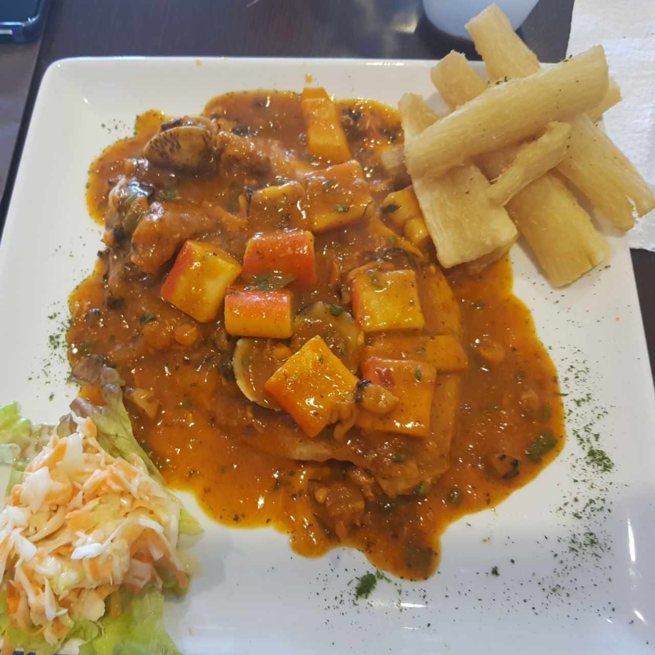 Corvina A lo Macho con yucas. 