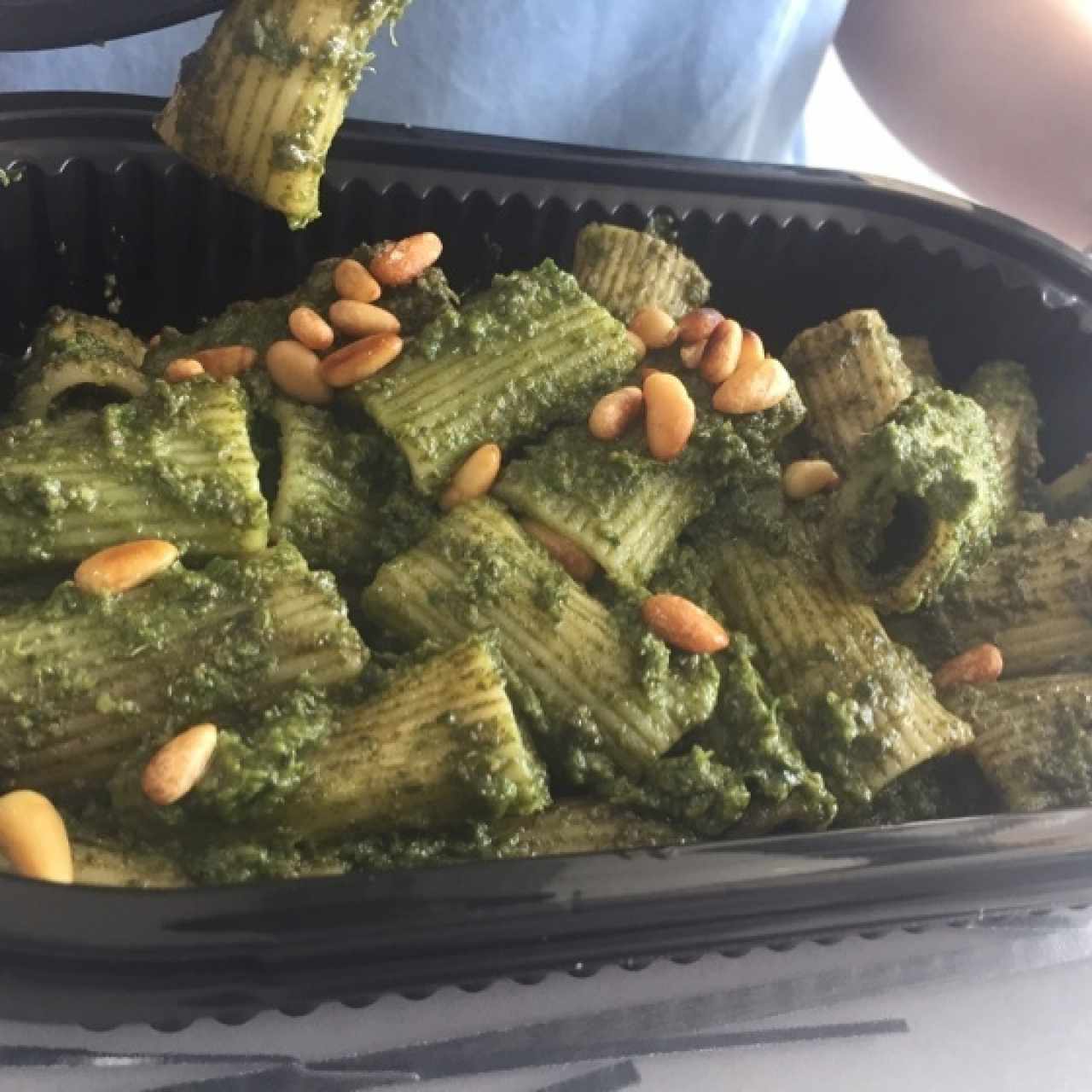 pasta pesto con piñones